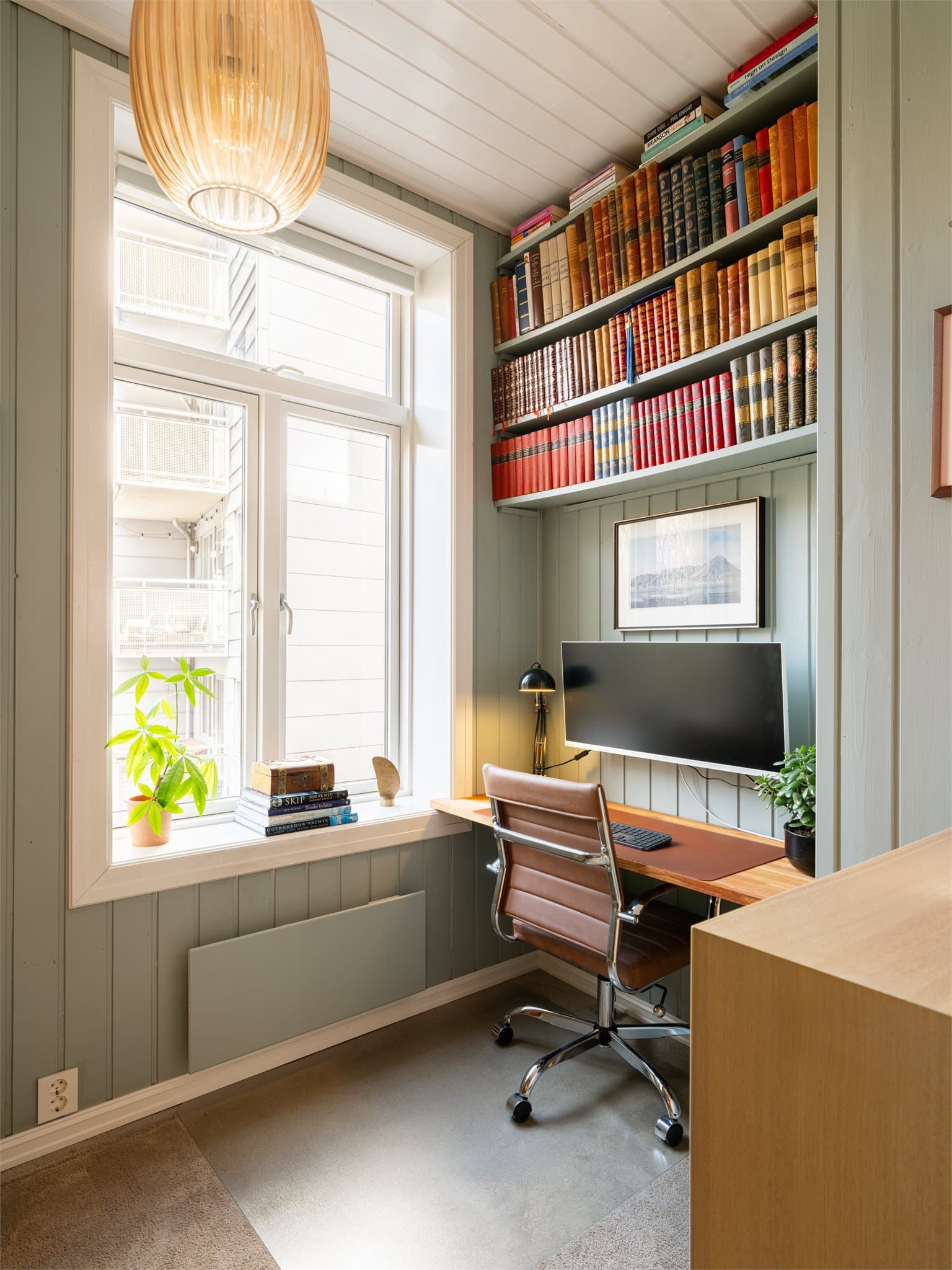Begge rommene og boligen i sin helhet vender ut mot indre bakgård på begge sider, så her kan du nyte privatlivet og sove godt.
