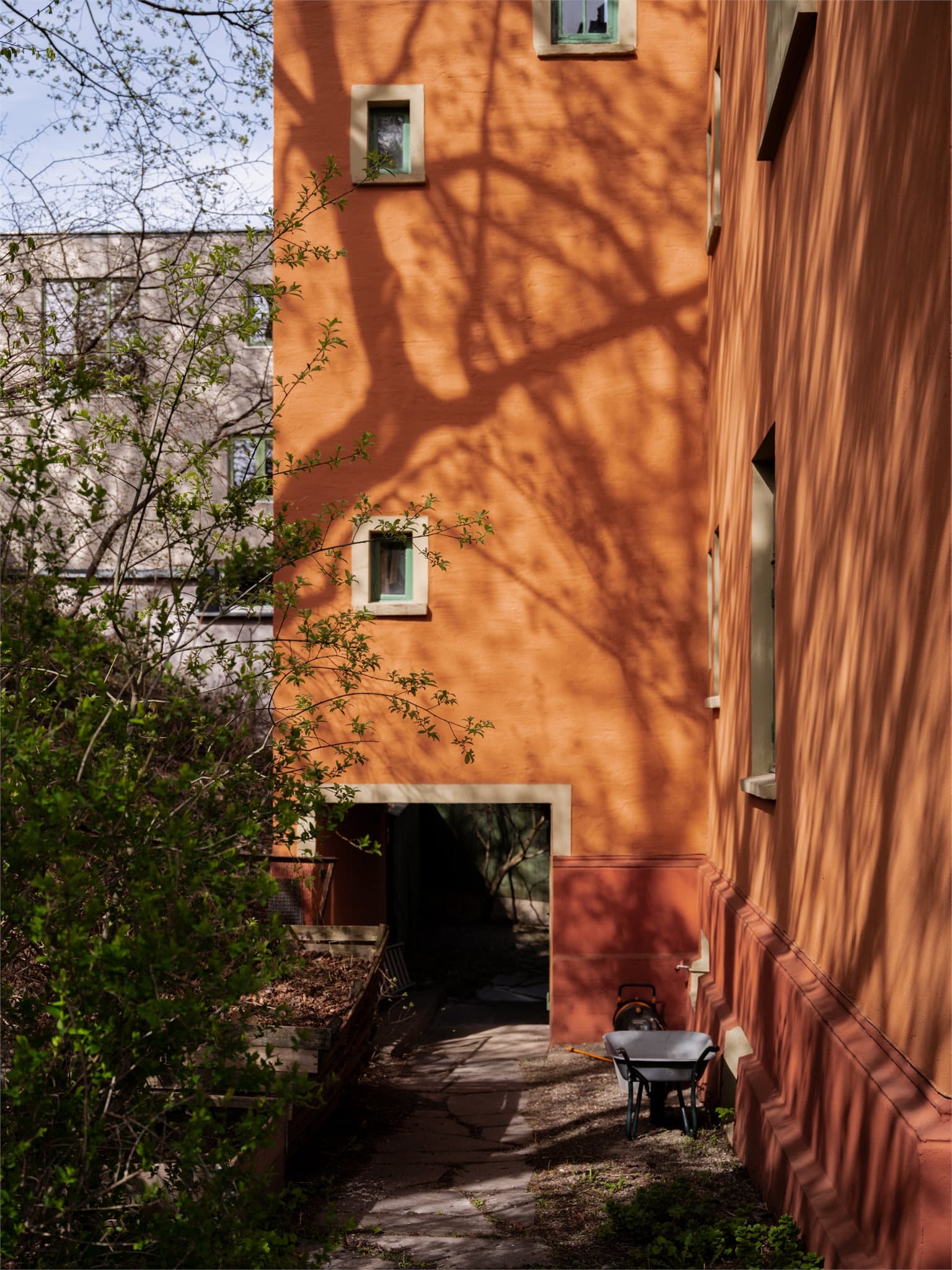 Et hyggelig inngangsparti inn i gården.