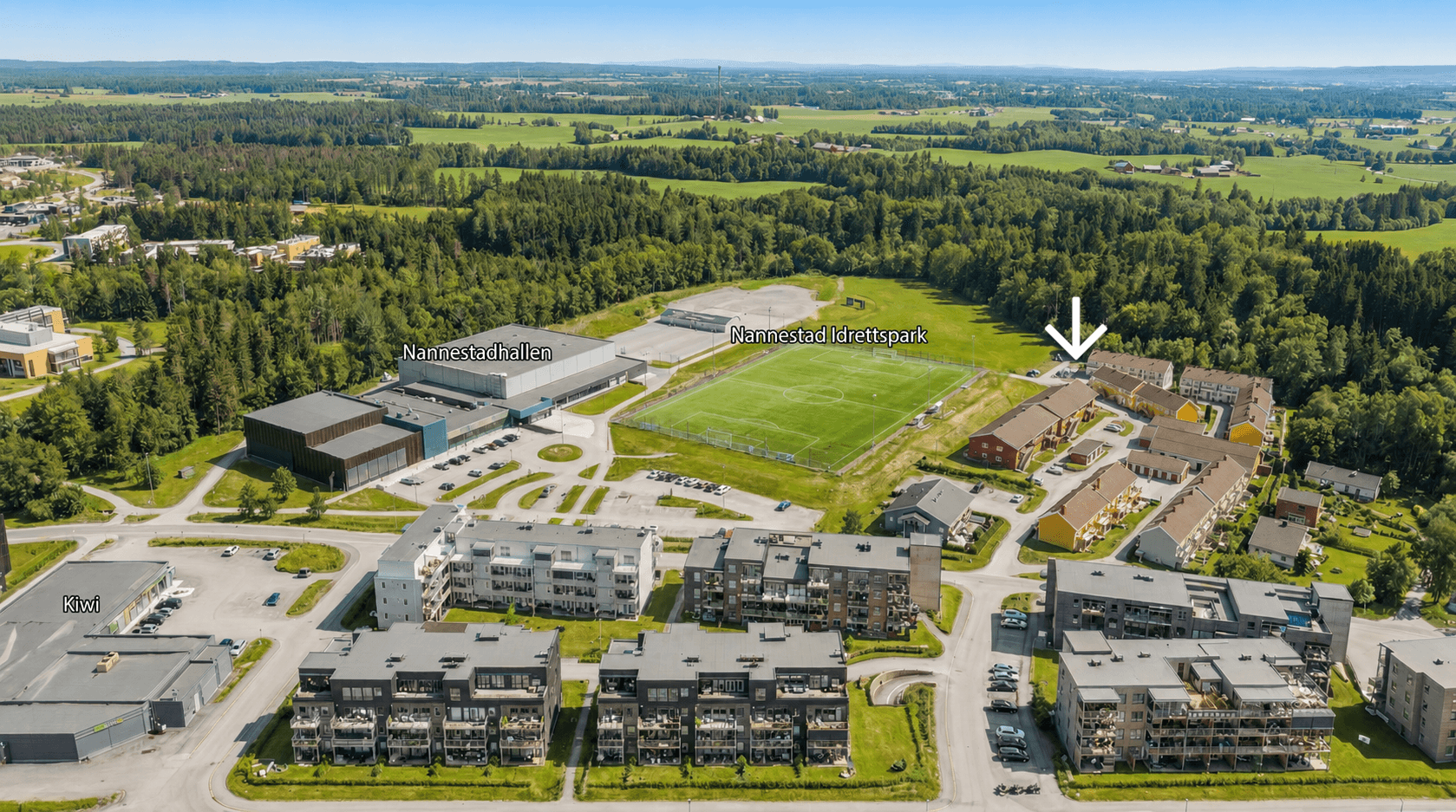 Det er kort vei til sentrum med flere butikker og servicetilbud, kollektivt, skoler, barnehager, idrettshall, svømmehall mm. Bildet er redigert fra vinter til sommer og avvik kan forekomme.