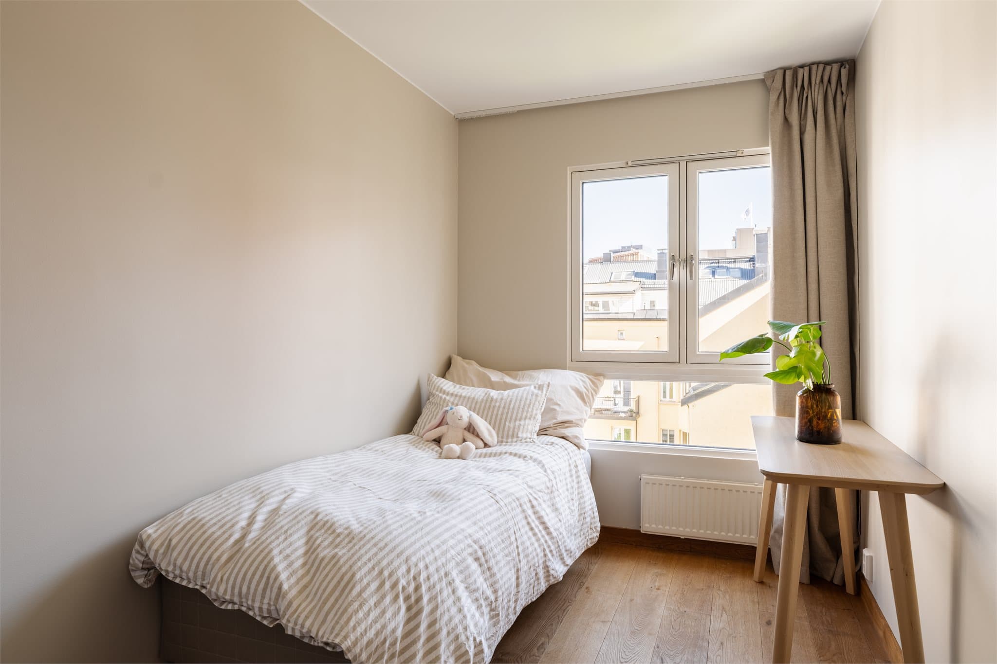 Stilrent rom med nøytrale farger som gir en rolig atmosfære