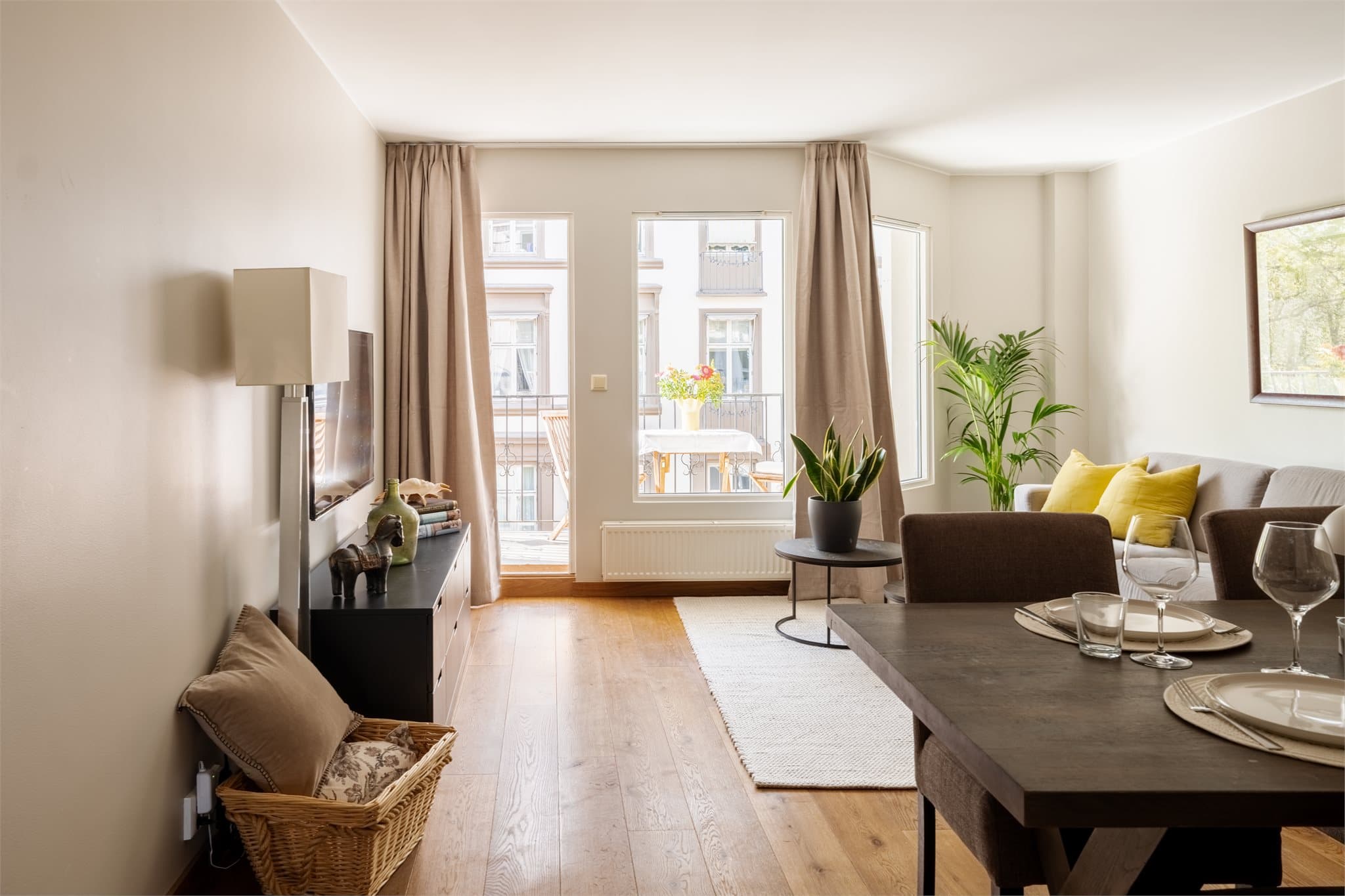 Leiligheten ligger i en velholdt bygård og byr på en sosial planløsning med lyse og innbydende oppholdsrom.