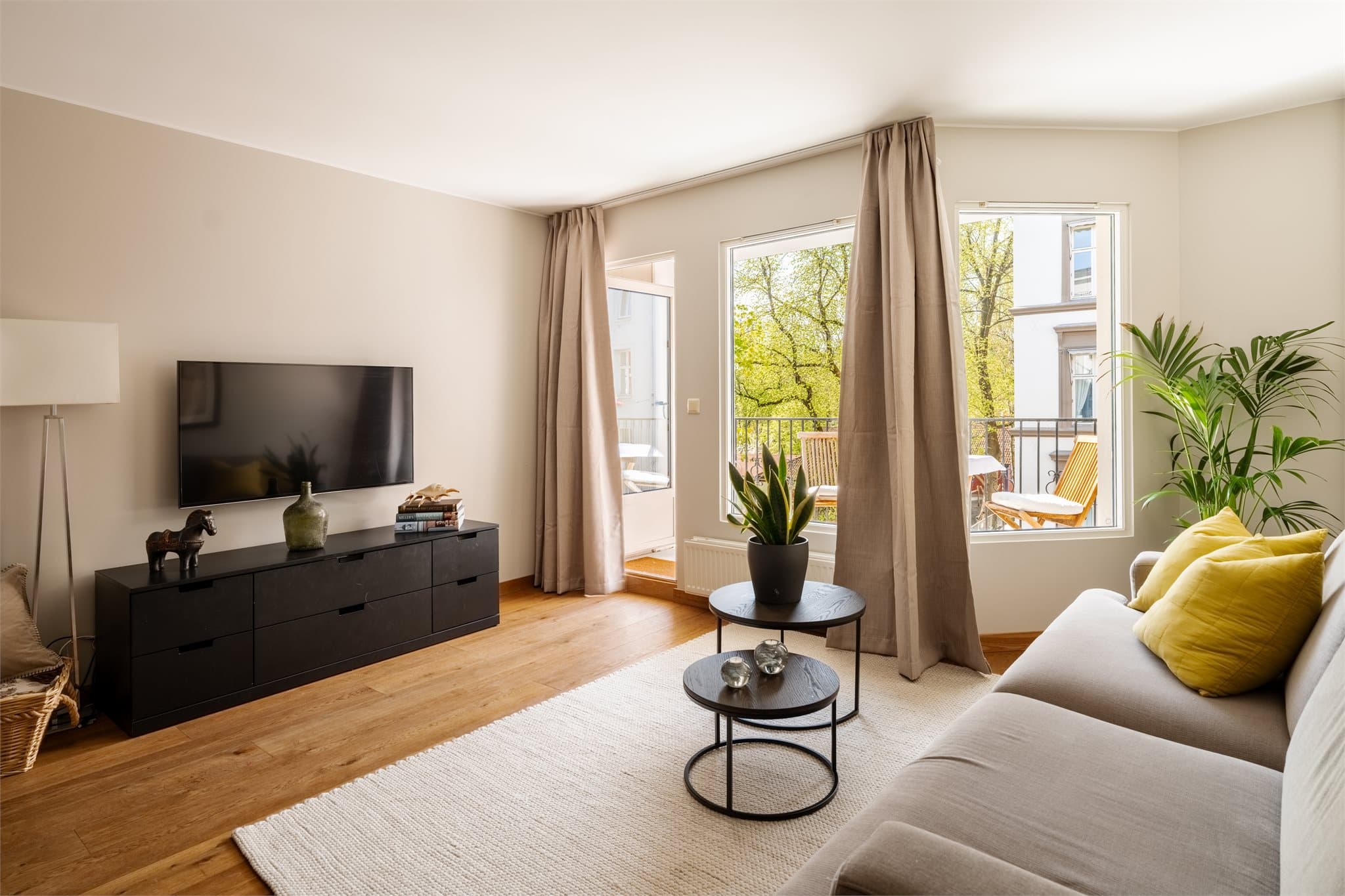 Boligen fremstår med en tidsriktig og delikat standard, med lyse overflater og en helhetlig stil.