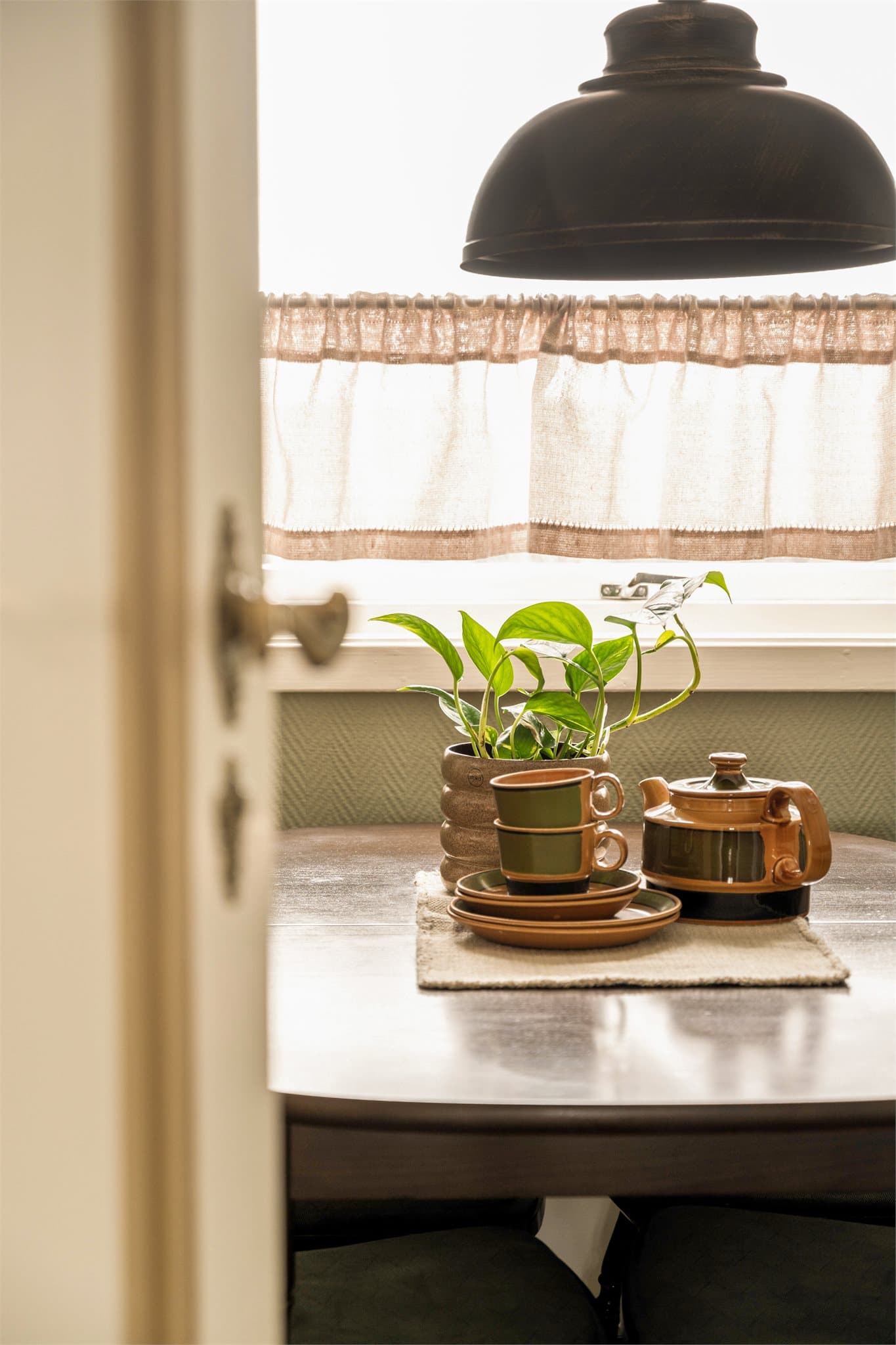 Her kan du nesten høre radioen spille lavmælt i bakgrunnen og kjenne duften av nytraktet kaffe en søndag formiddag.