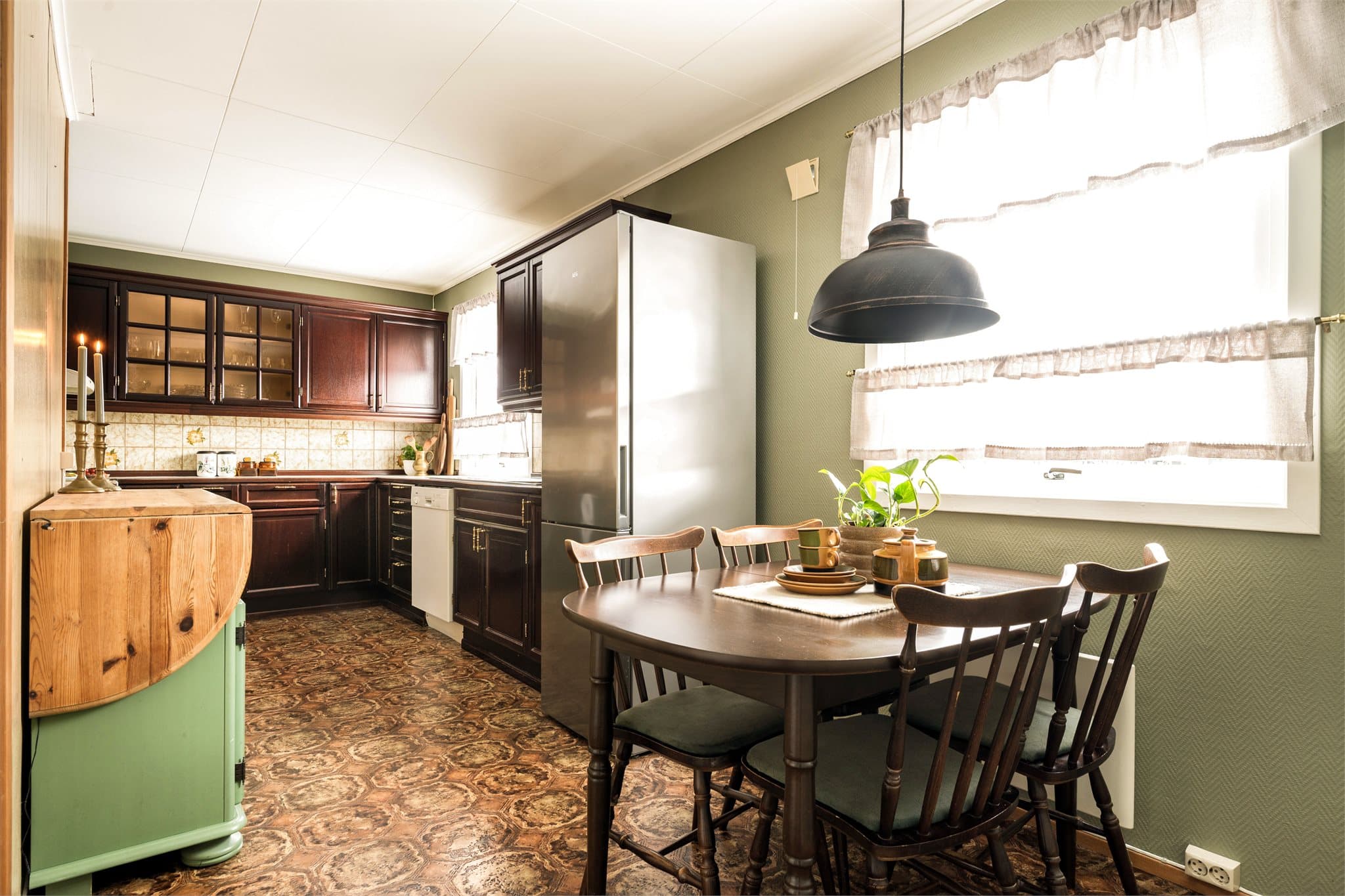 Vitrineskapene bryter opp og tilfører letthet – perfekte for å vise frem servise, glass eller arvede skatter som fortjener en synlig plass.