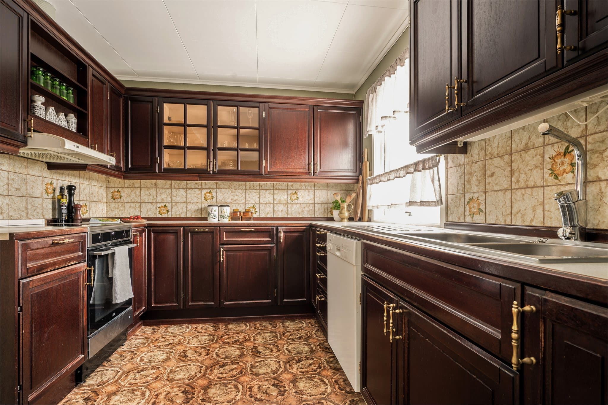 Kjøkkenet kombinerer sjarm med funksjonalitet – her er det rikelig med både arbeidsflater og oppbevaringsmuligheter, pakket inn i et uttrykk som oser av karakter.