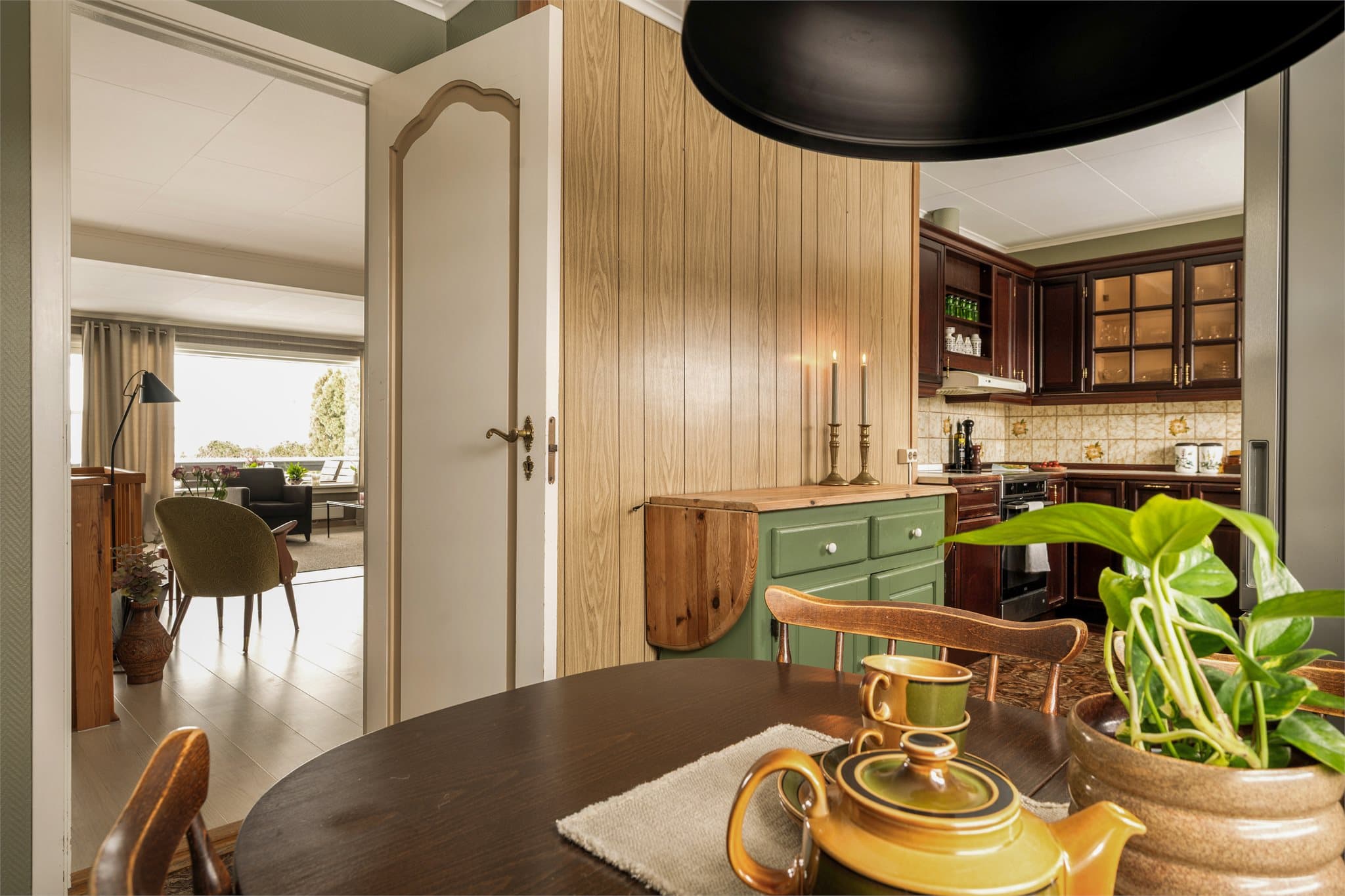 Her er det god plass til fem rundt bordet, enten det er hverdagsfrokoster med matpakker og morgenkaffe, eller lange helgefrokoster hvor tiden får gå litt saktere.