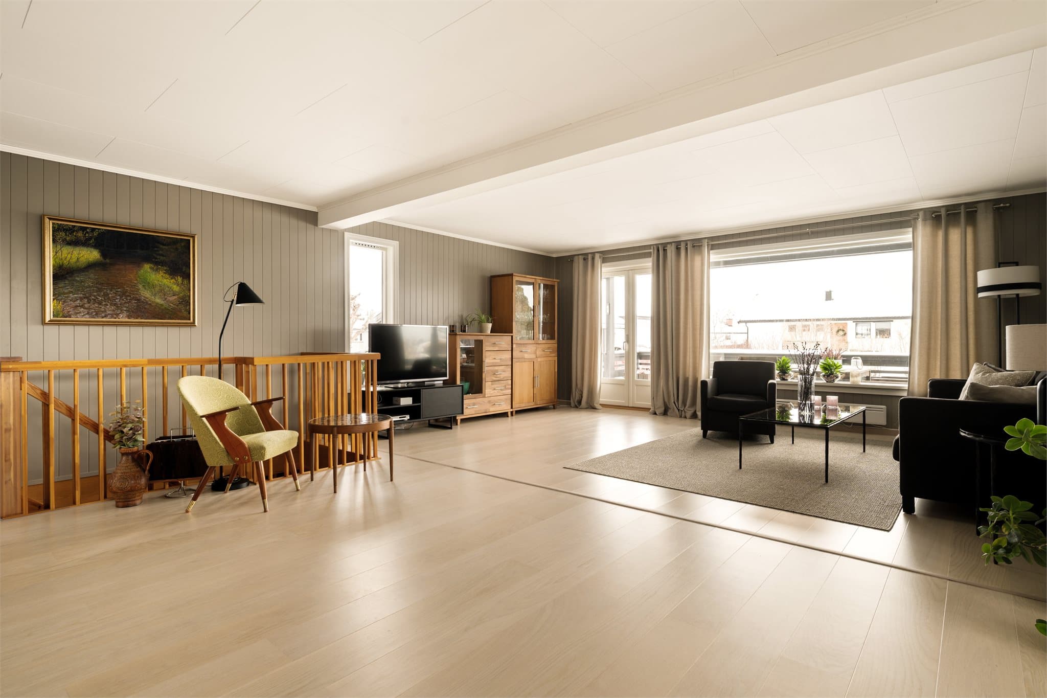 Fra stuen er det direkte utgang til en overbygget veranda – en naturlig forlengelse av oppholdsrommet. Her kan du flytte sofakroken ut på varme dager, nyte morgenkaffen i ly for vær og vind, eller samle familie og venner til sene sommerkvelder.