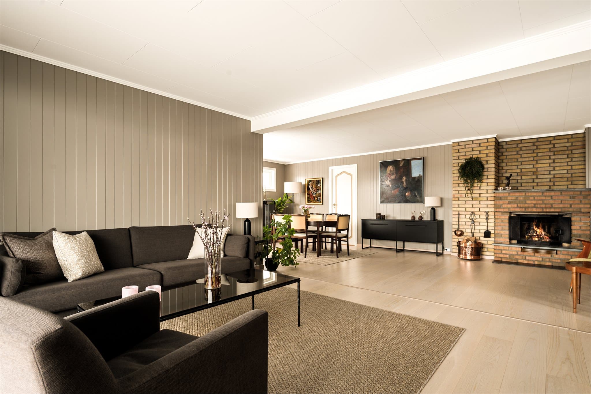 De moderne panelplatene på veggene, malt i tidløse og behagelige fargetoner, skaper en rolig ramme som gjør det enkelt å innrede – enten du ønsker en stram, nordisk stil eller vil la enkelte retroelementer få skinne videre.