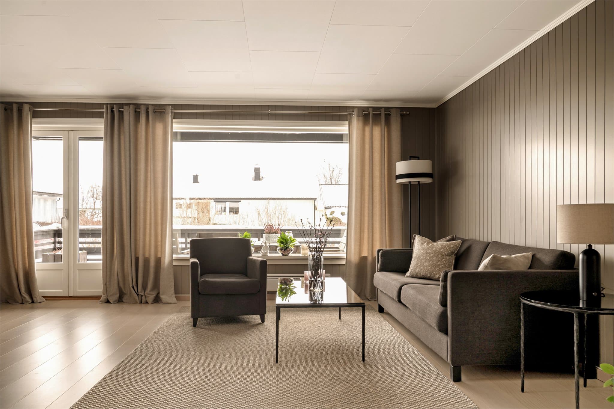 Stuen er stedet hvor retrofølelsen møter nåtiden. I 2022 ble rommet modernisert med nytt, lyst parkettgulv som løfter helhetsinntrykket og gir en lett og luftig atmosfære.