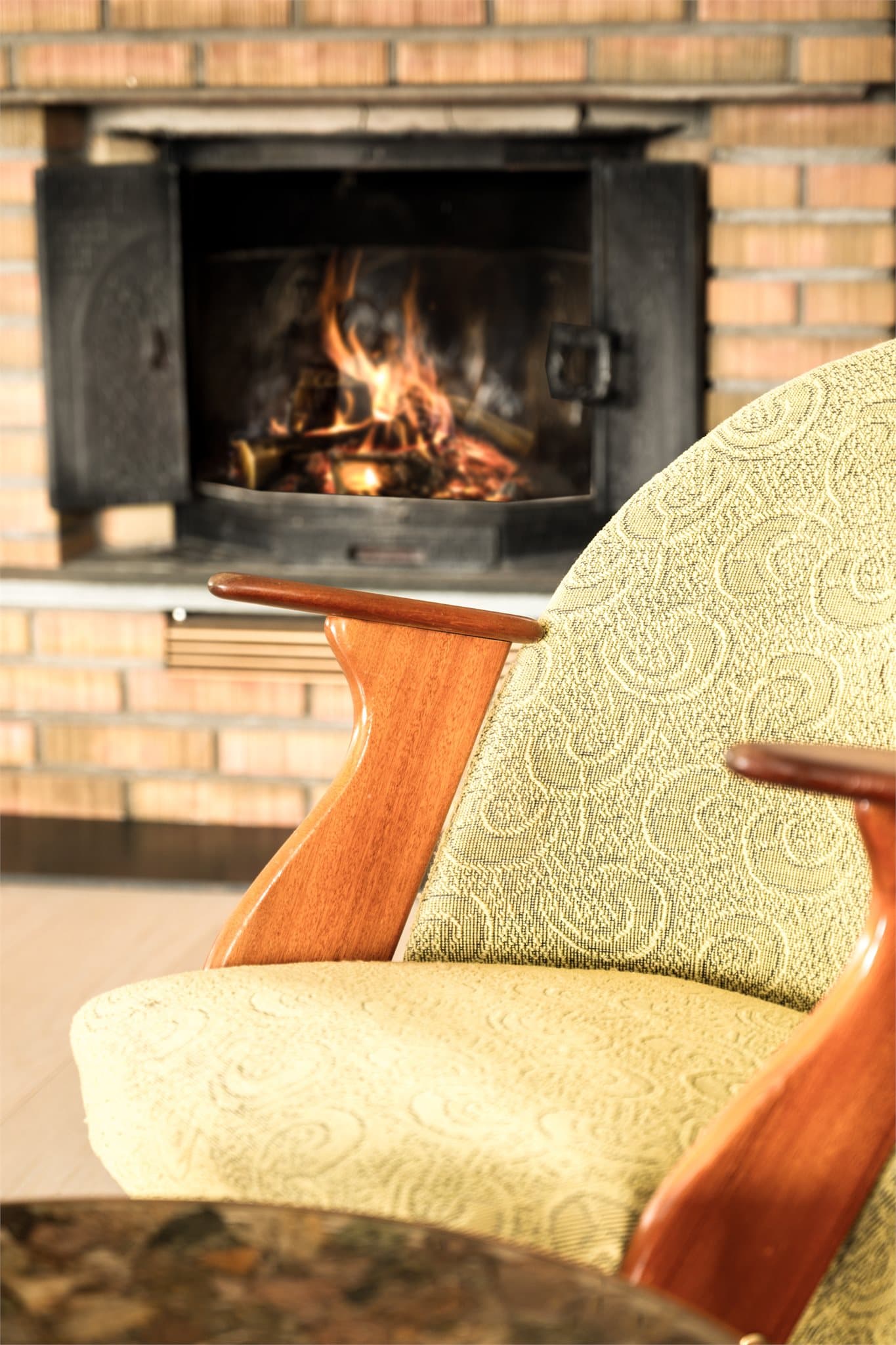 Dette er stedet for ullpledd, dempet belysning og lange samtaler. For knitringen av ved på kalde vinterkvelder. For kakao i store kopper og brettspill på stuebordet.