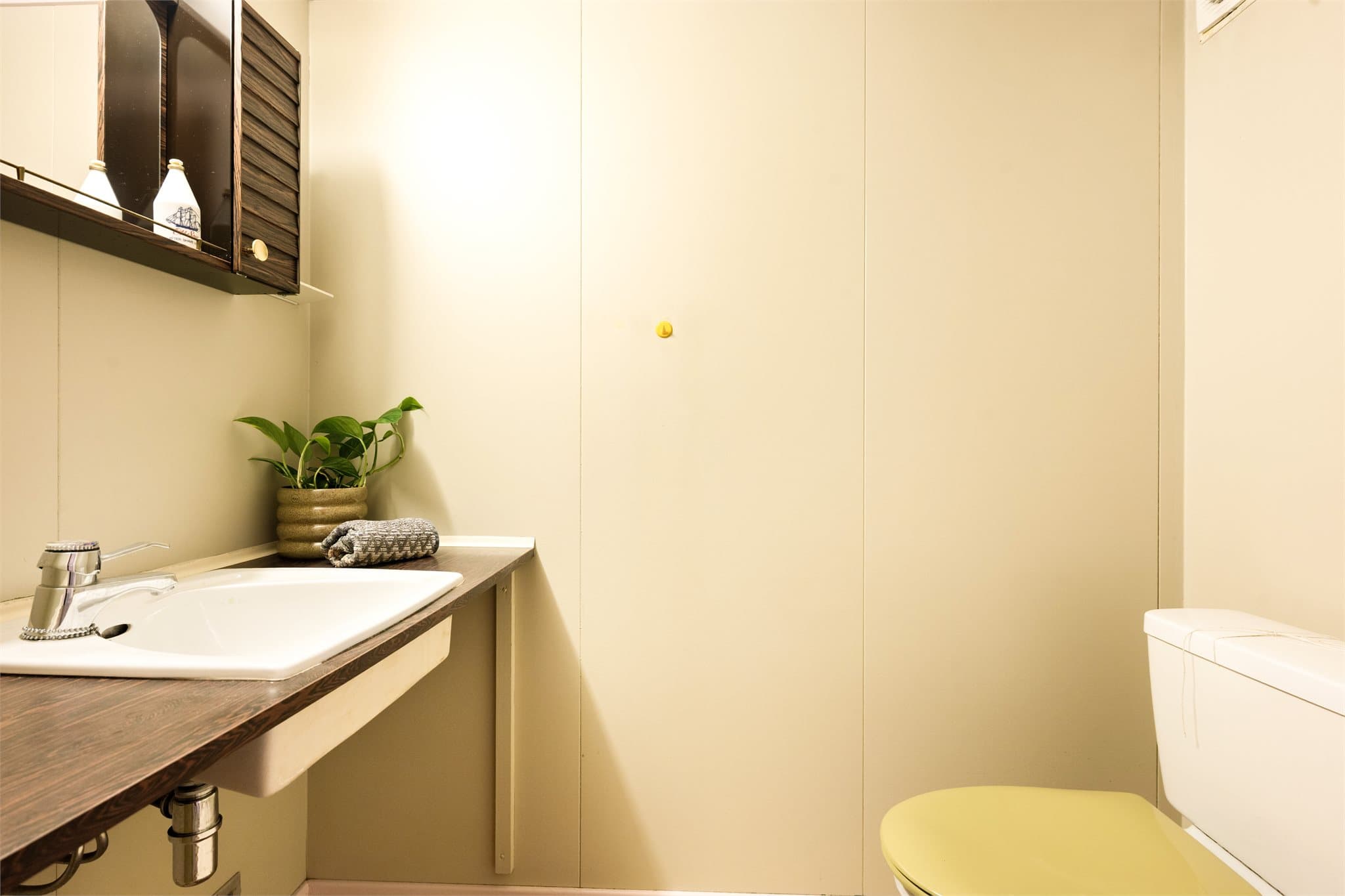 I kjelleretasjen finner du et praktisk og tidstypisk wc-rom.