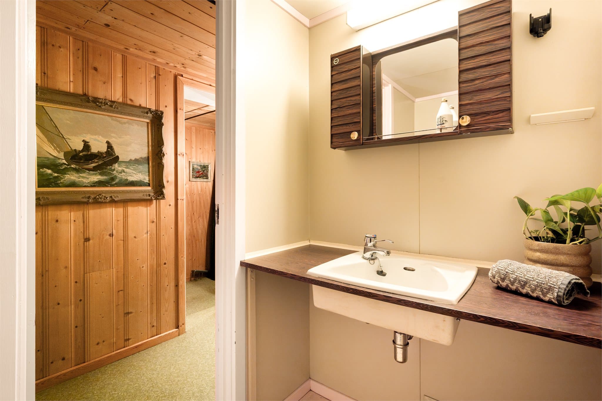 I kjelleretasjen finner du et praktisk og tidstypisk wc-rom. Det er videre garderoberom, matbod, verksted/hobbyrom og flere boder.