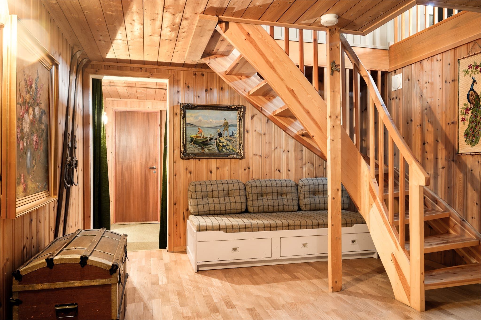 Fra stuen leder trappen deg ned til kjelleretasjen. En hel egen avdeling med rikelig plass og mange muligheter. Her finner du kjellerstue, mellomstue i trappegangen, vaskerom, garderoberom, wc-rom, flere boder og eget hobbyrom.