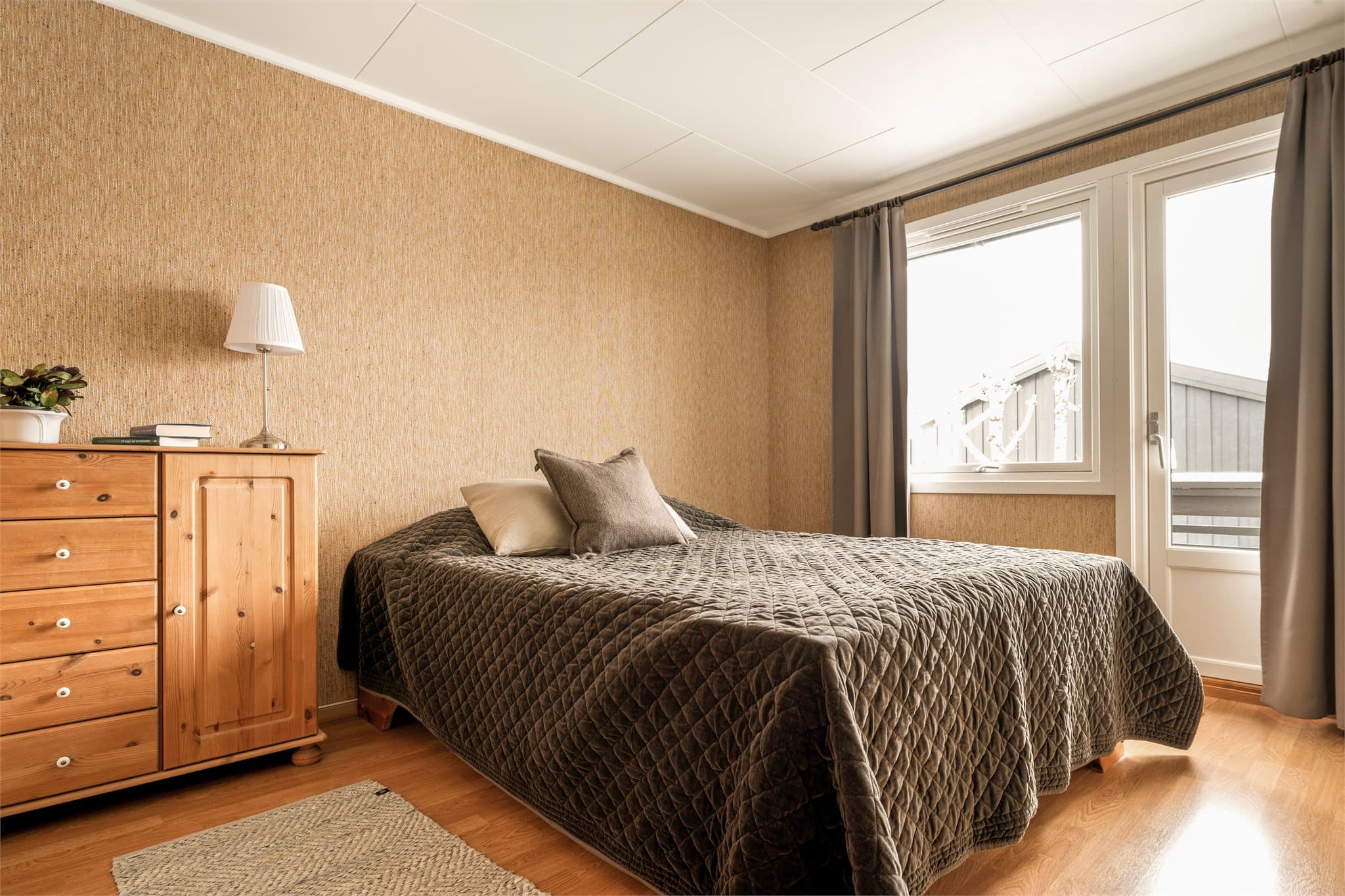 Veggene er kledd med klassisk strietapet, et kjennetegn fra slutten av 1960-tallet, som gir rommene en lun tekstur. Hovedsoverommet har i tillegg utgang til egen luftebalkong/veranda.