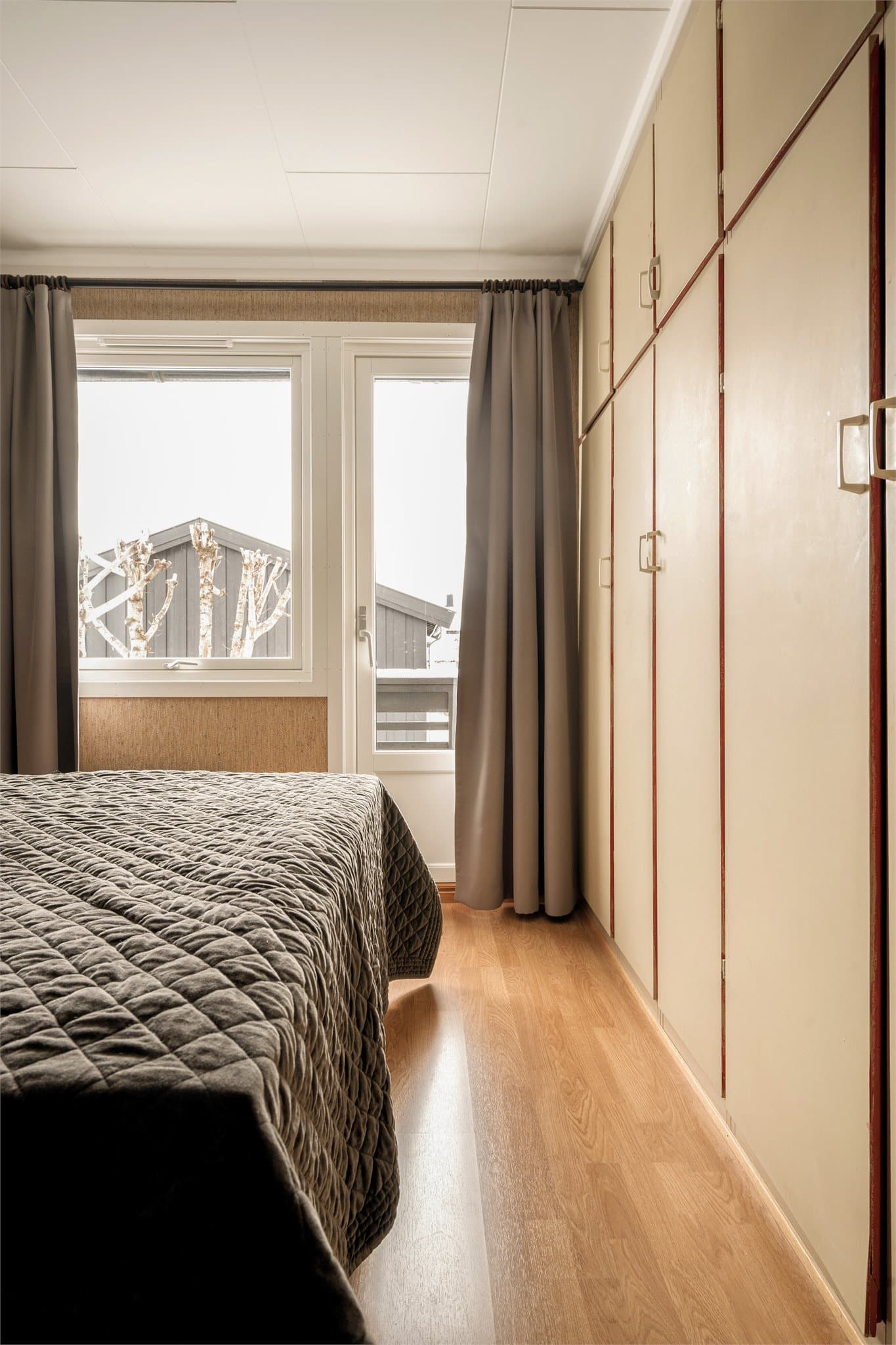 De plassbygde og innbygde skapene er både praktiske og tidstypiske. Her er oppbevaringen integrert som en naturlig del av rommets arkitektur, med solide fronter og god kapasitet.