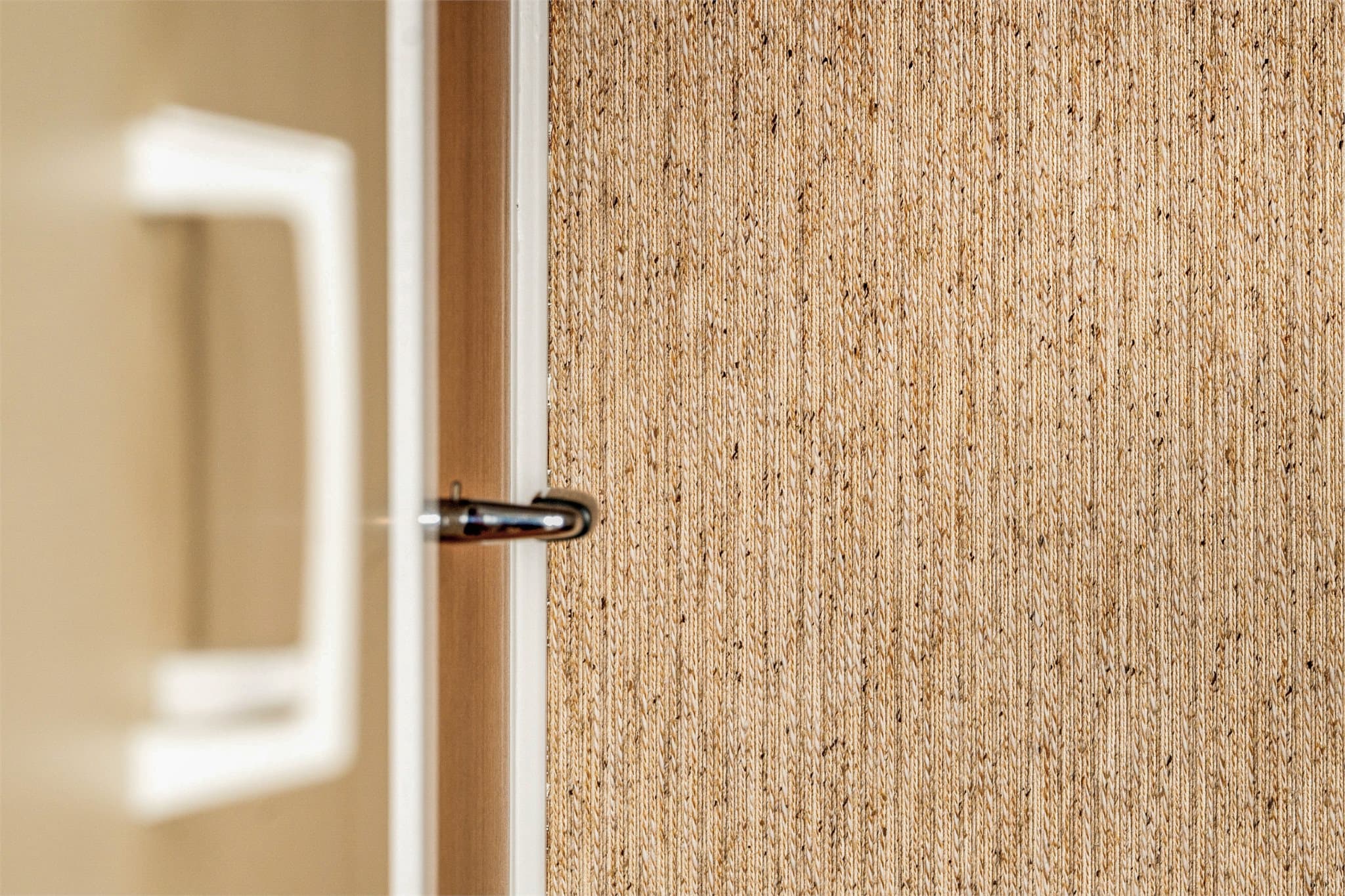 Boligen byr på tre romslige soverom – alle med en atmosfære som bærer preg av tidens særpreg og solide håndverk.