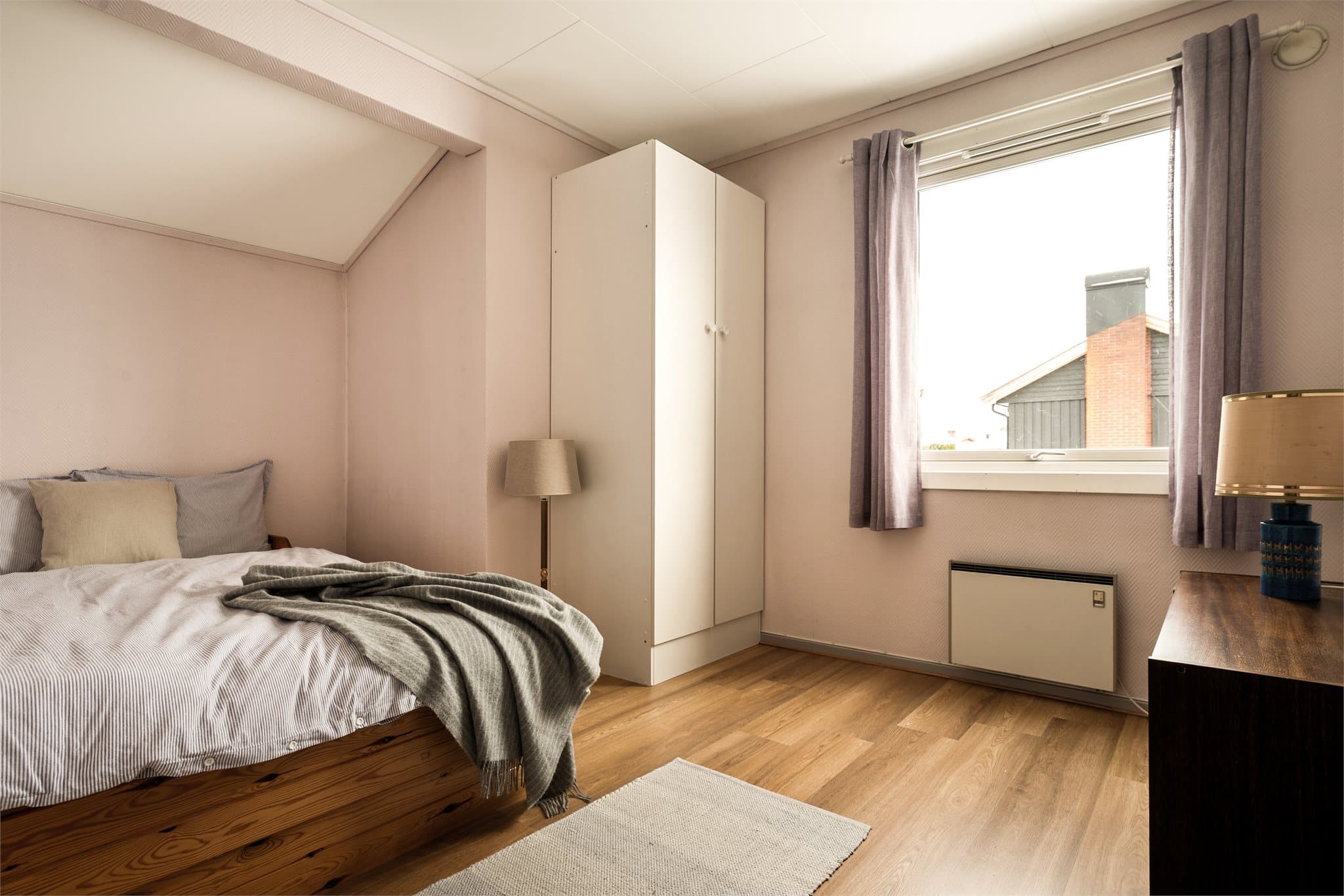 Soverom 2 fremstår lyst og romslig – et allsidig rom som enkelt kan tilpasses både barnerom eller gjesteværelse.