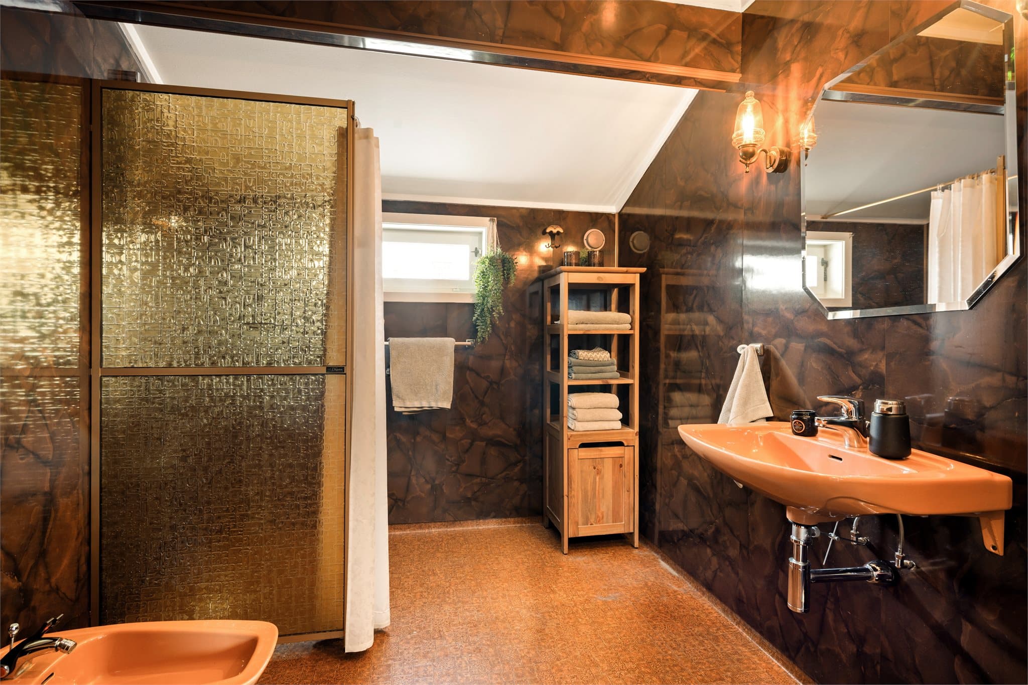 Dusjsonen fullfører den autentiske tidsreisen – med en dusjvegg i ruglet plastikk “glass” i delikat grønntone.