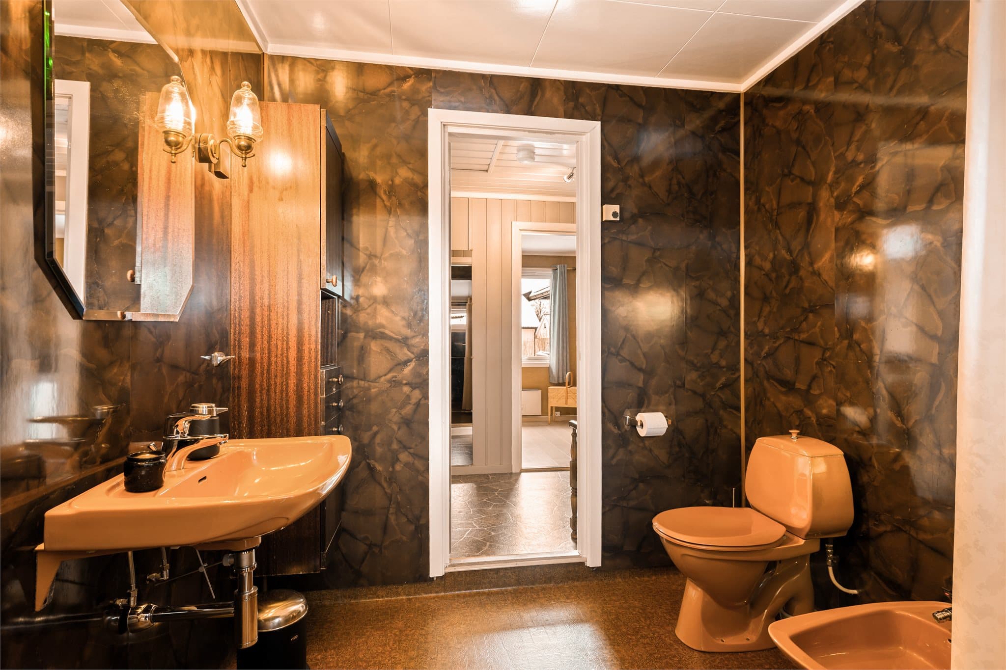 Baderommet er som å åpne døren til et ekte 70-talls spa og er gjennomført, varmt og fullt av karakter. De varme jordtonene gir badet en særegen identitet og et uttrykk som virkelig skiller seg ut.