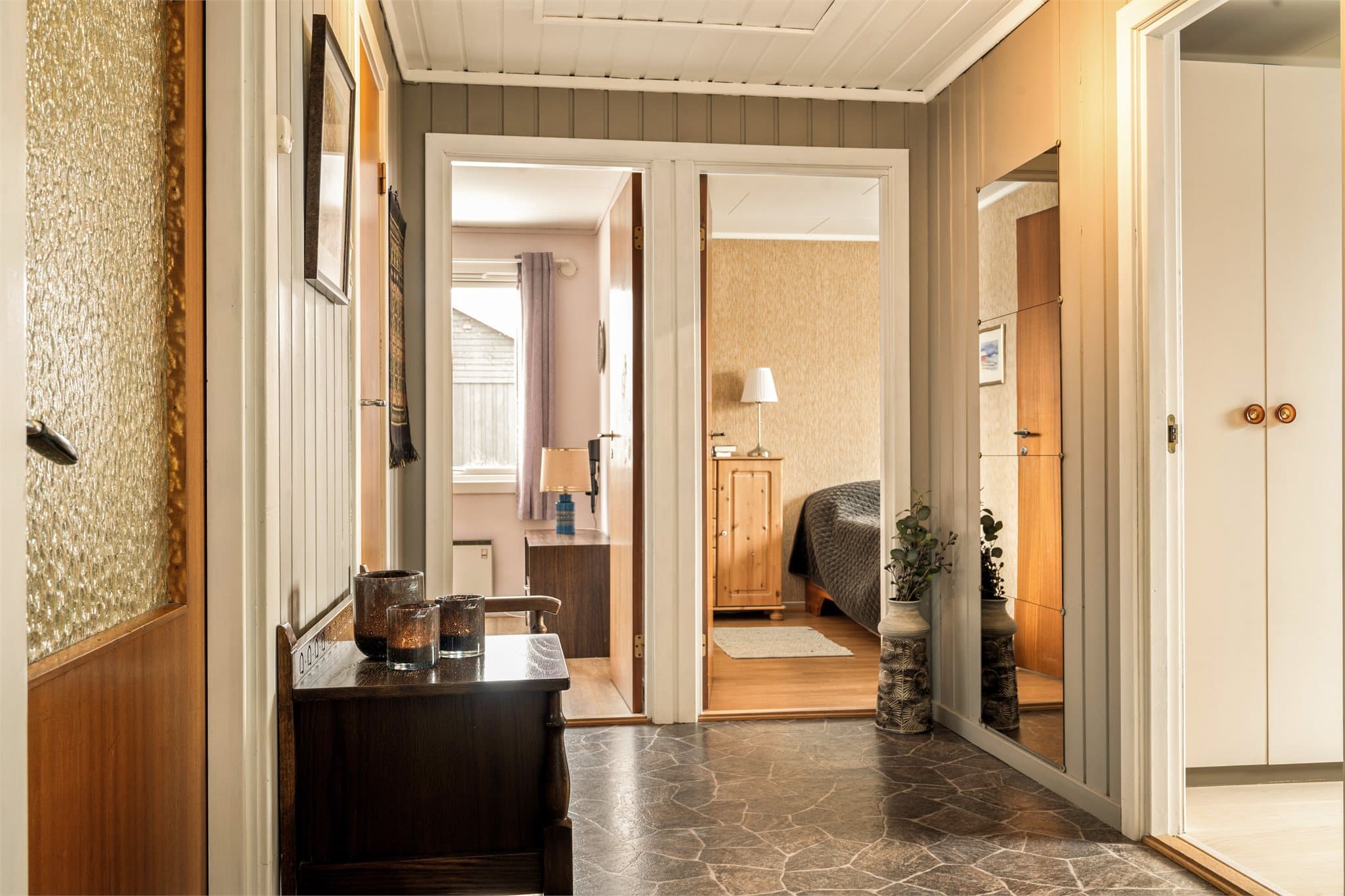 Fra vindfanget kommer man inn i en romslig gang med plass til oppbevaringsmøblement.