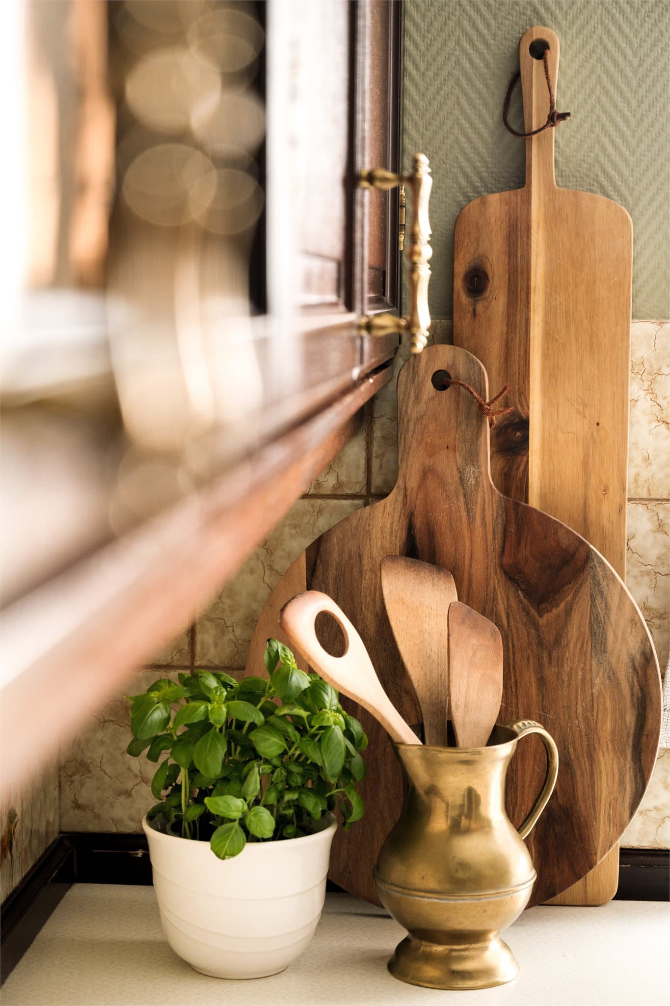 Oppbevaringen er gjennomtenkt og sjenerøs. Skuffer gir enkel tilgang til alt fra bestikk til kjøkkenredskaper, mens skapene med profilerte fronter rommer det du ønsker å holde ryddig og skjult bak mørkt, lunt treverk.