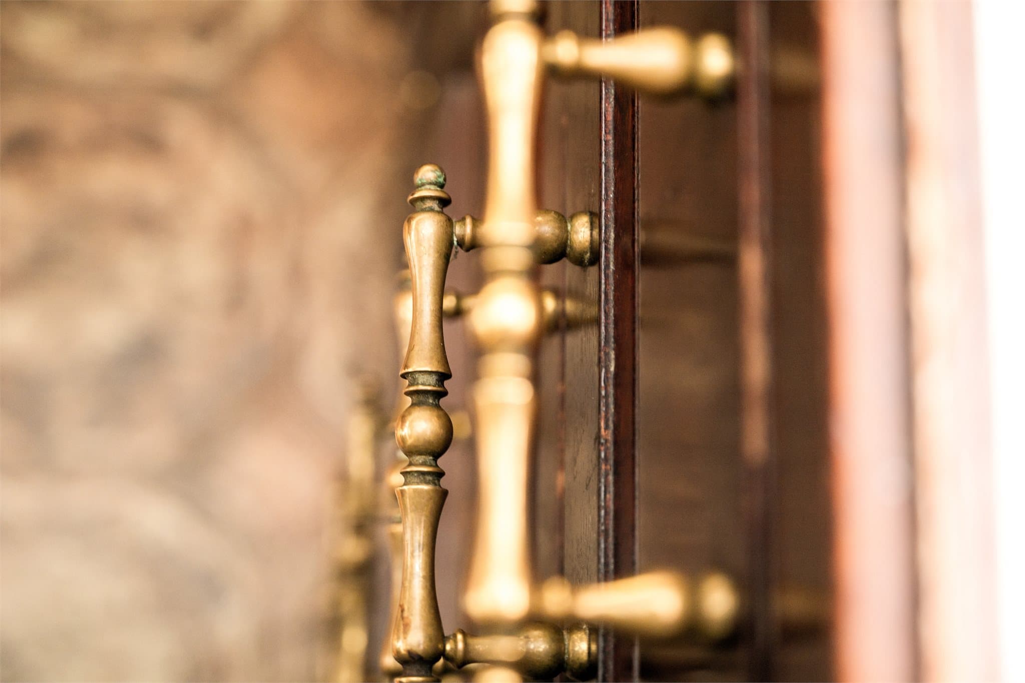 Kontrasten mellom mørkt tre og varm metallglans gir kjøkkenet karakter og identitet. Det er nostalgisk, ja – men også tidløst. En påminnelse om en tid hvor kjøkkenet var hjemmets stolthet, og hvor hver detalj ble valgt med omtanke.