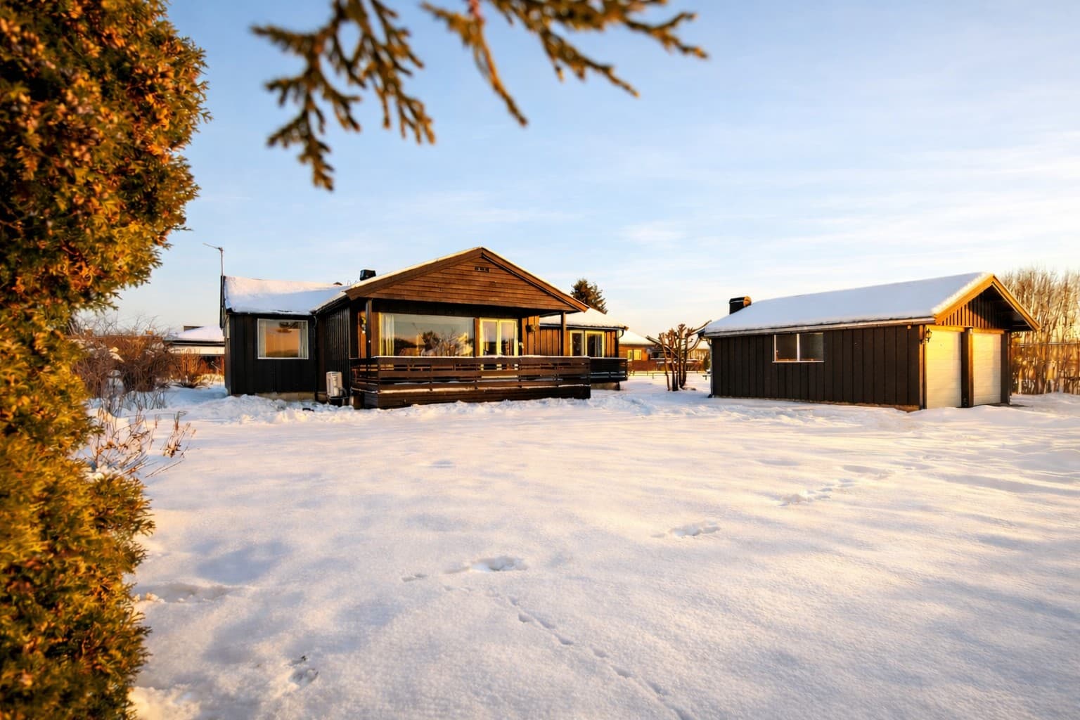 Tomten er generøs, på over 1 mål, og gir en sjelden romfølelse rundt boligen. Den åpne plassen gir muligheter – enten du drømmer om kjøkkenhage, drivhus, flere soner for uteplass eller bare ønsker god avstand og luft rundt deg.