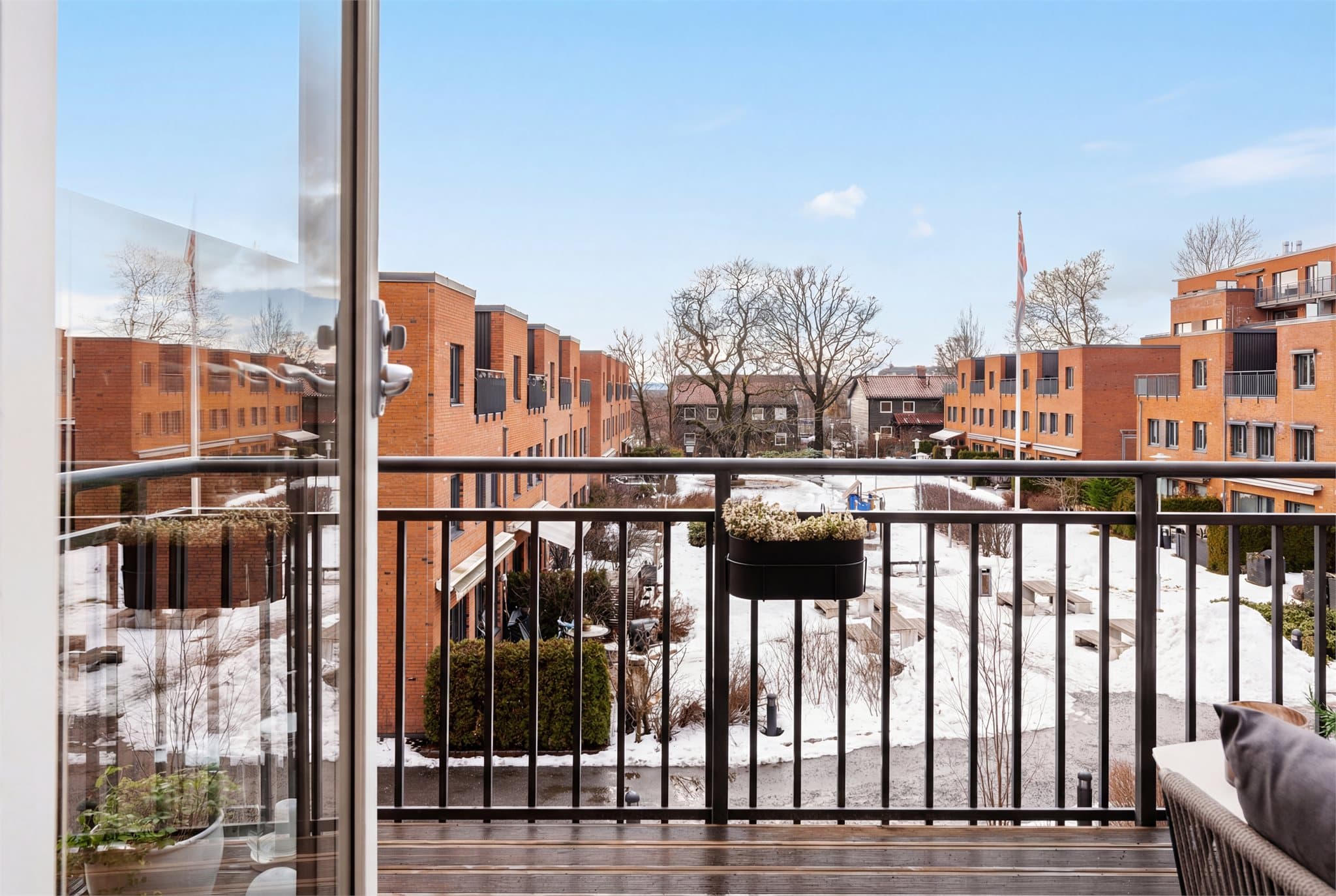 Stor vestvendt balkong som gir rikelig plass til utemøbler, og som inviterer til hyggelige stunder.