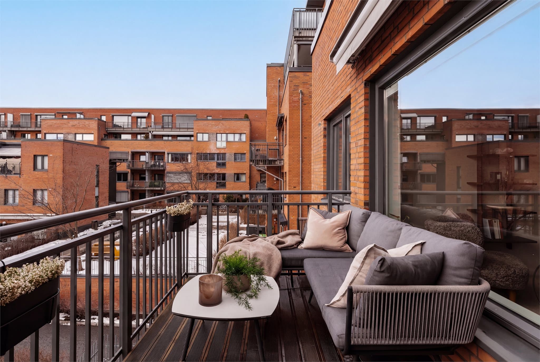 Balkongen blir et naturlig samlingspunkt for venner og familie, og inviterer til solfylte og hyggelige sommerstunder.