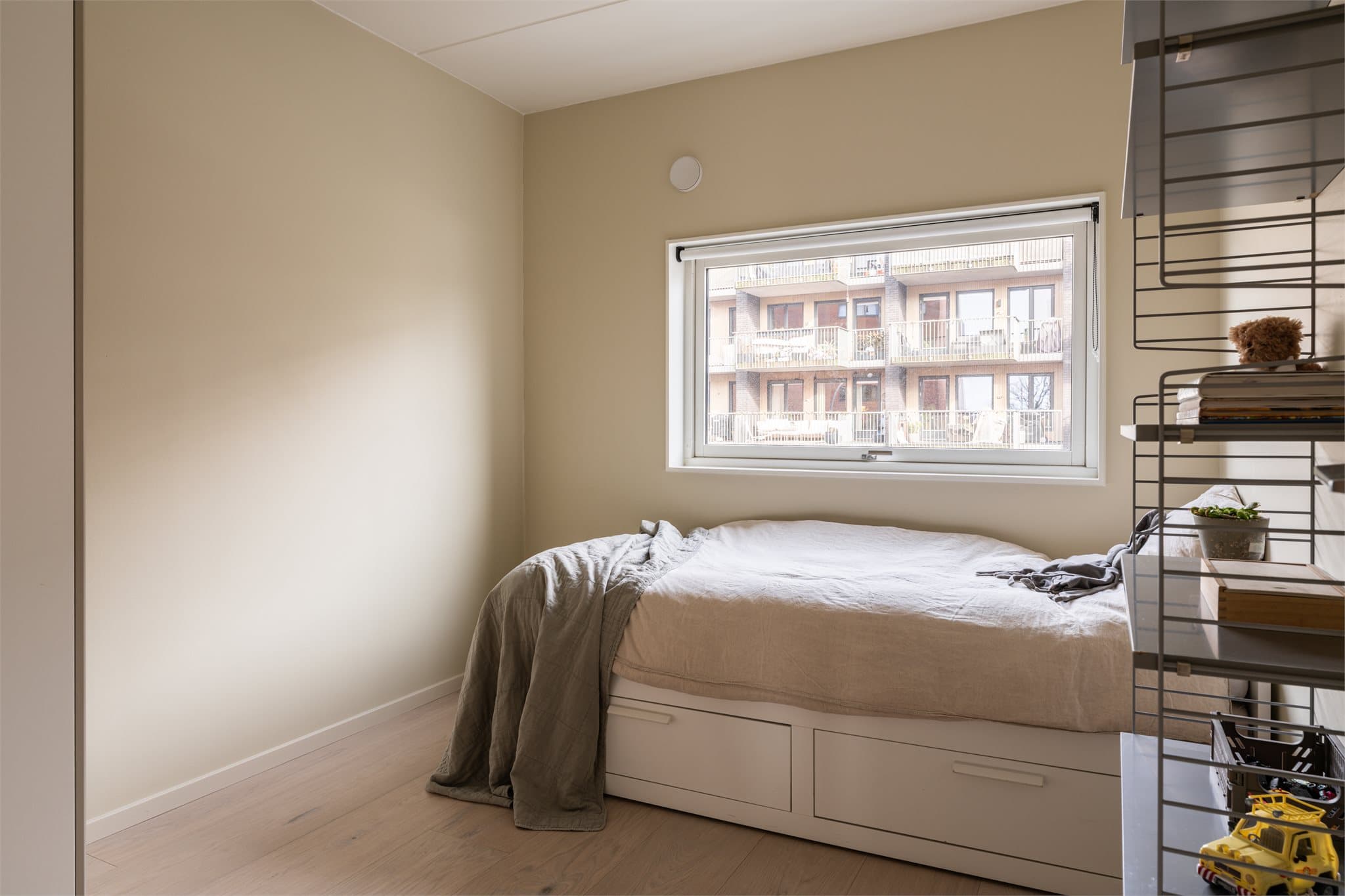 Et lyst og anvendelig soverom som enkelt kan tilpasses familiens behov.