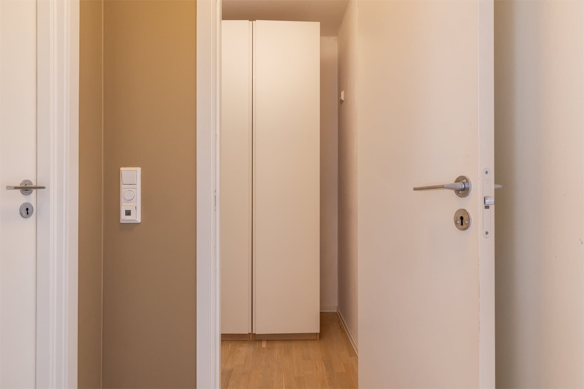 Boligen har to innvendige boder, noe som sikrer rikelig med oppbevaringsplass.