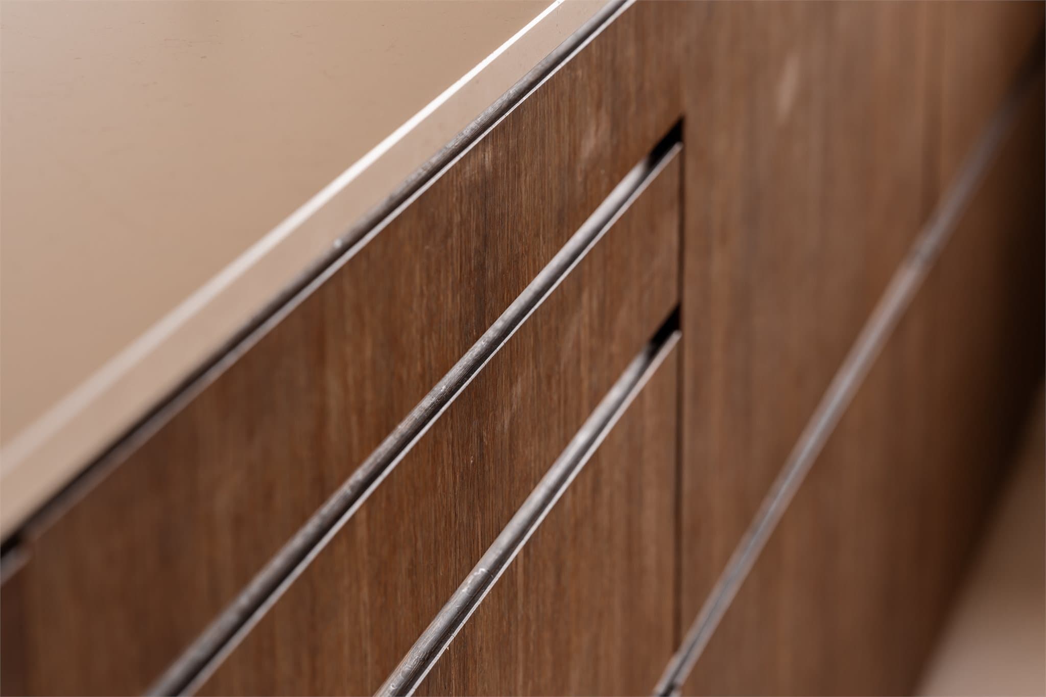 Kjøkkenet har stilrene detaljer, og den solide steinbenkeplaten tilfører et eksklusivt uttrykk.