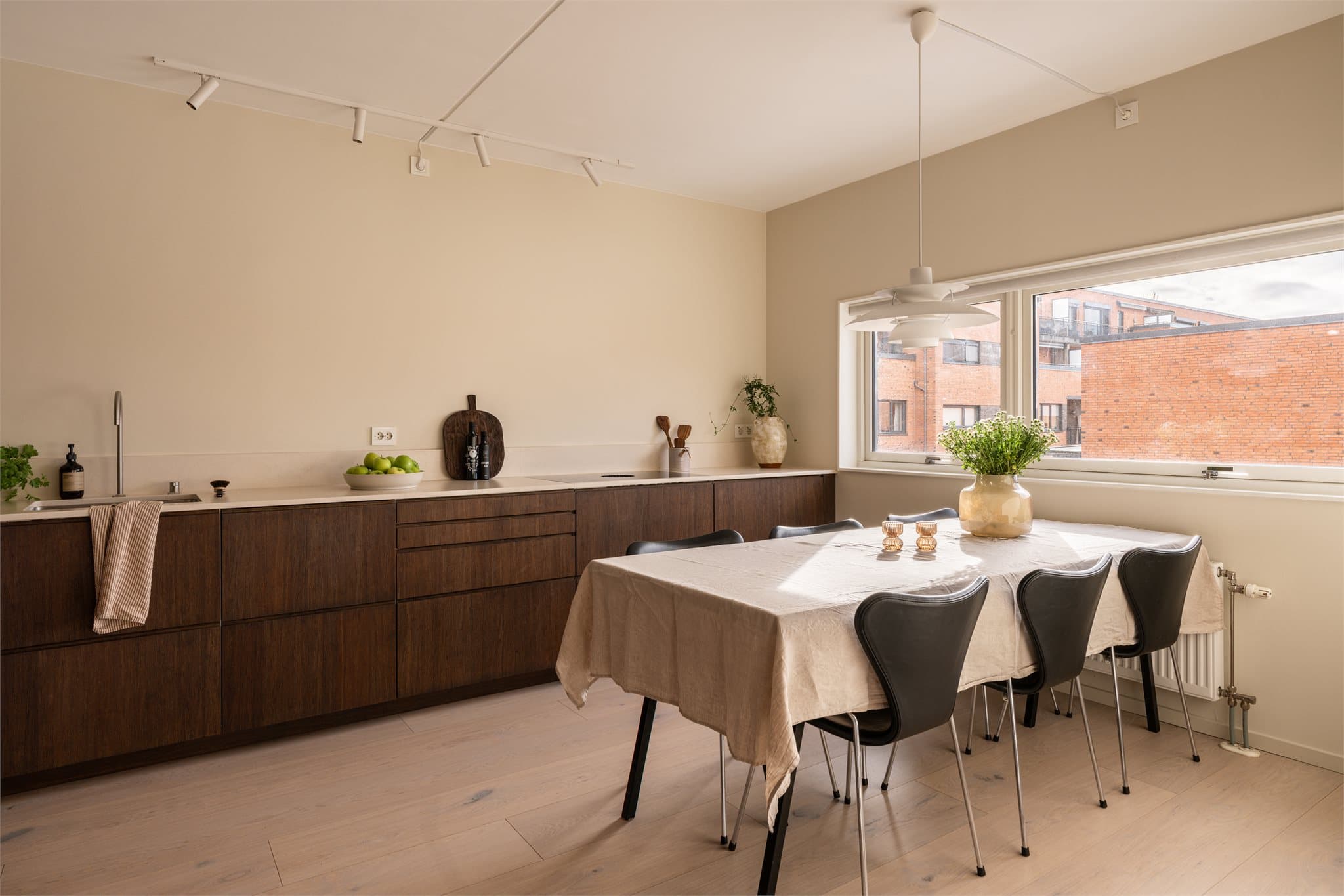 Her er det god plass til et stort spisebord – perfekt for både hverdagsmiddager og hyggelige middagsselskaper med venner.