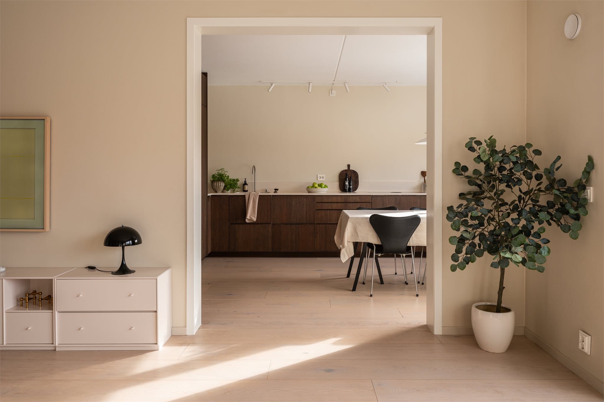 Her får dere en luftig og lekker 4-roms med fantastisk intern beliggenhet.