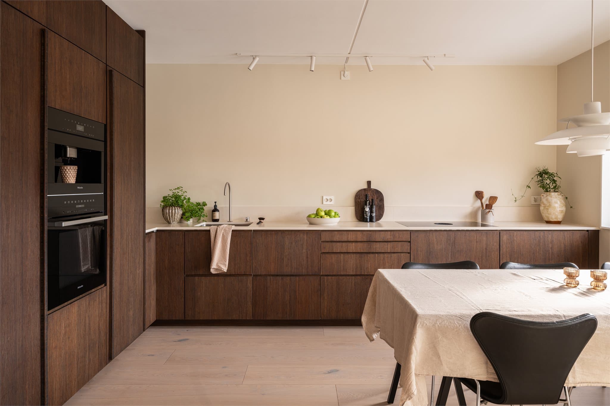 Påkostet kjøkken med fronter fra Ask og Eng 2023, med et helhetlig og gjennomført uttrykk.