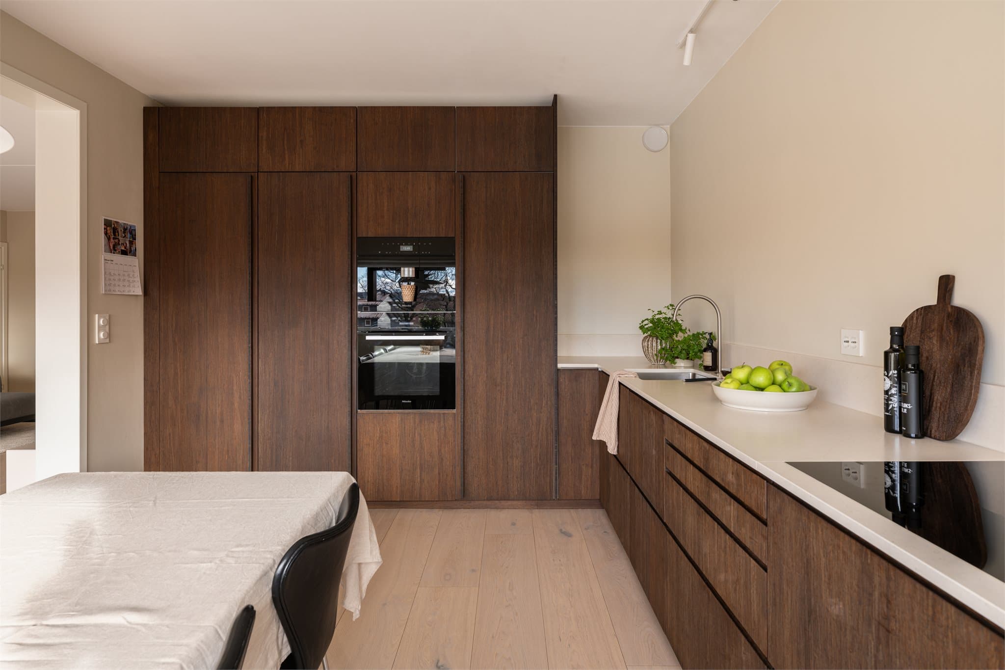 Kjøkkenet er stilrent med god oppbevaringsplass i skuffer og skap som gjør det enkelt å holde orden.