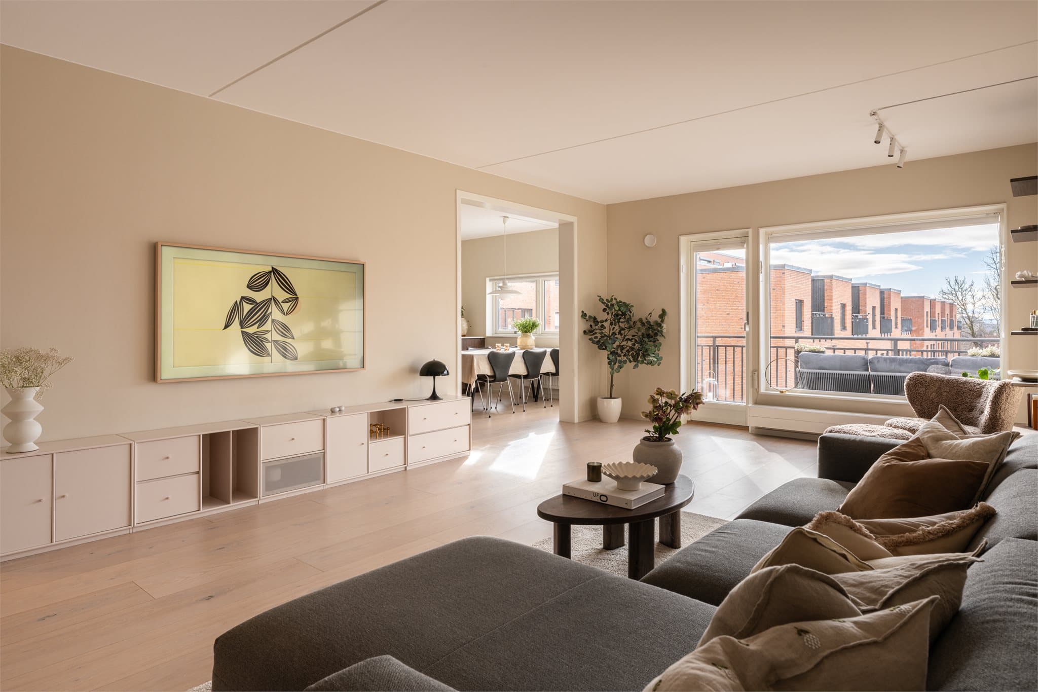 Store vindusflater gir godt med dagslys og bidrar til en lys og behagelig atmosfære, samtidig som de legger til rette for god gjennomlufting.