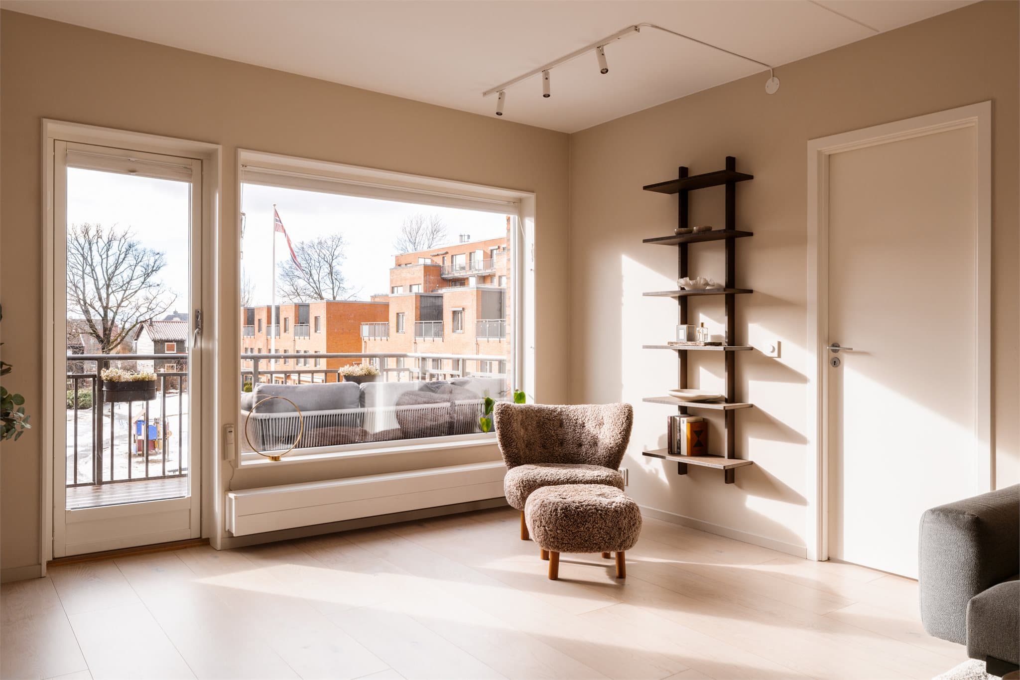 Stuen har god størrelse og gir rom for flere naturlige soner, med plass til både sofagruppe og lesekrok.