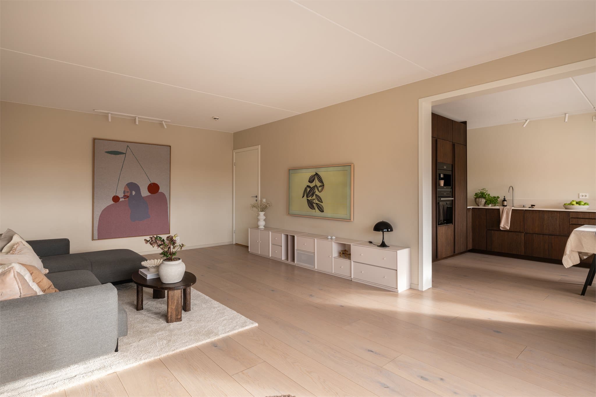 Herdet eikeparkett (Woodura) lagt flytende på trinnlydsdempende underlag i 2022.