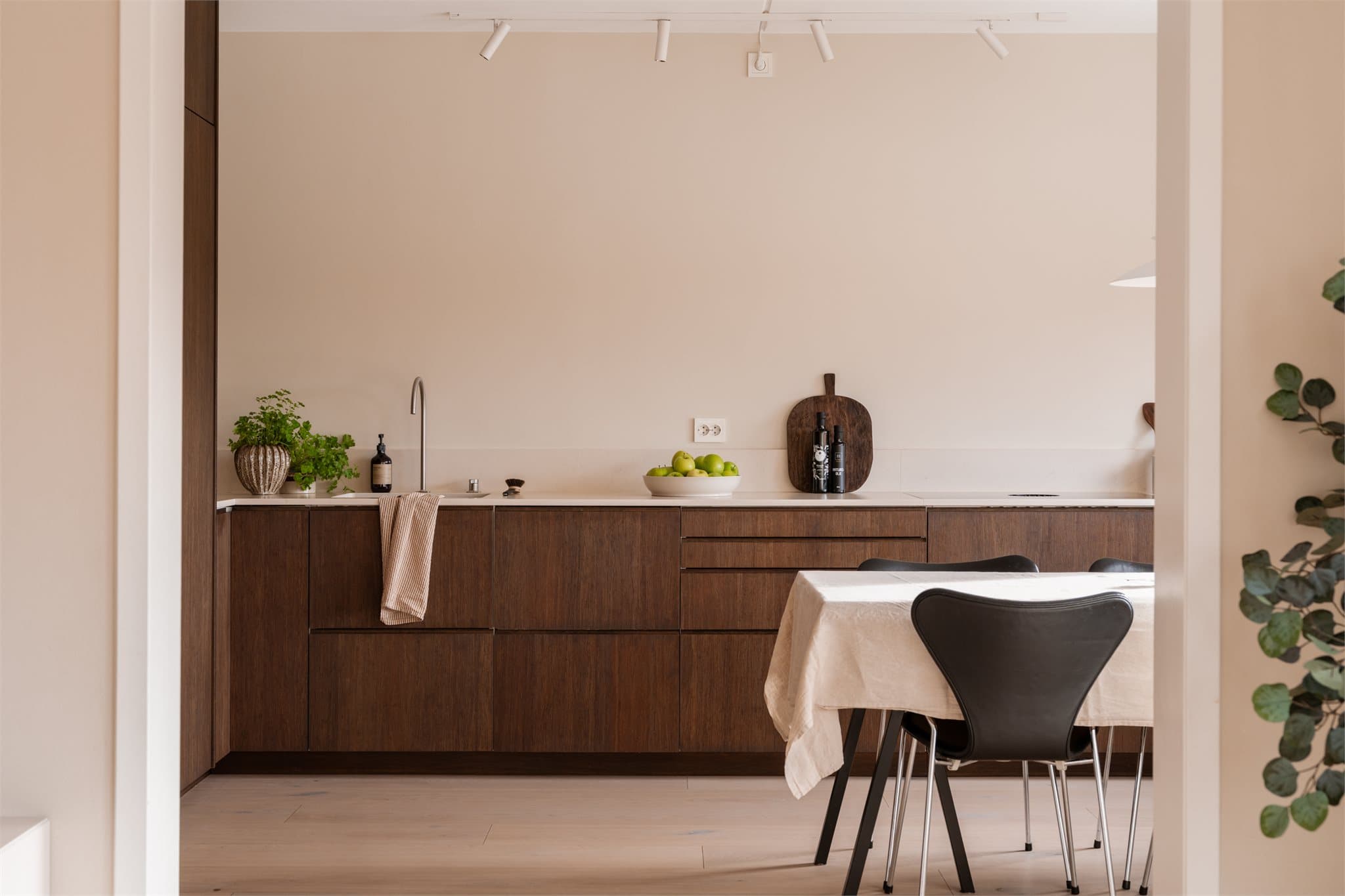 Planløsningen er gjennomtenkt med naturlige soner, samtidig som allrommet oppleves åpent og innbydende.