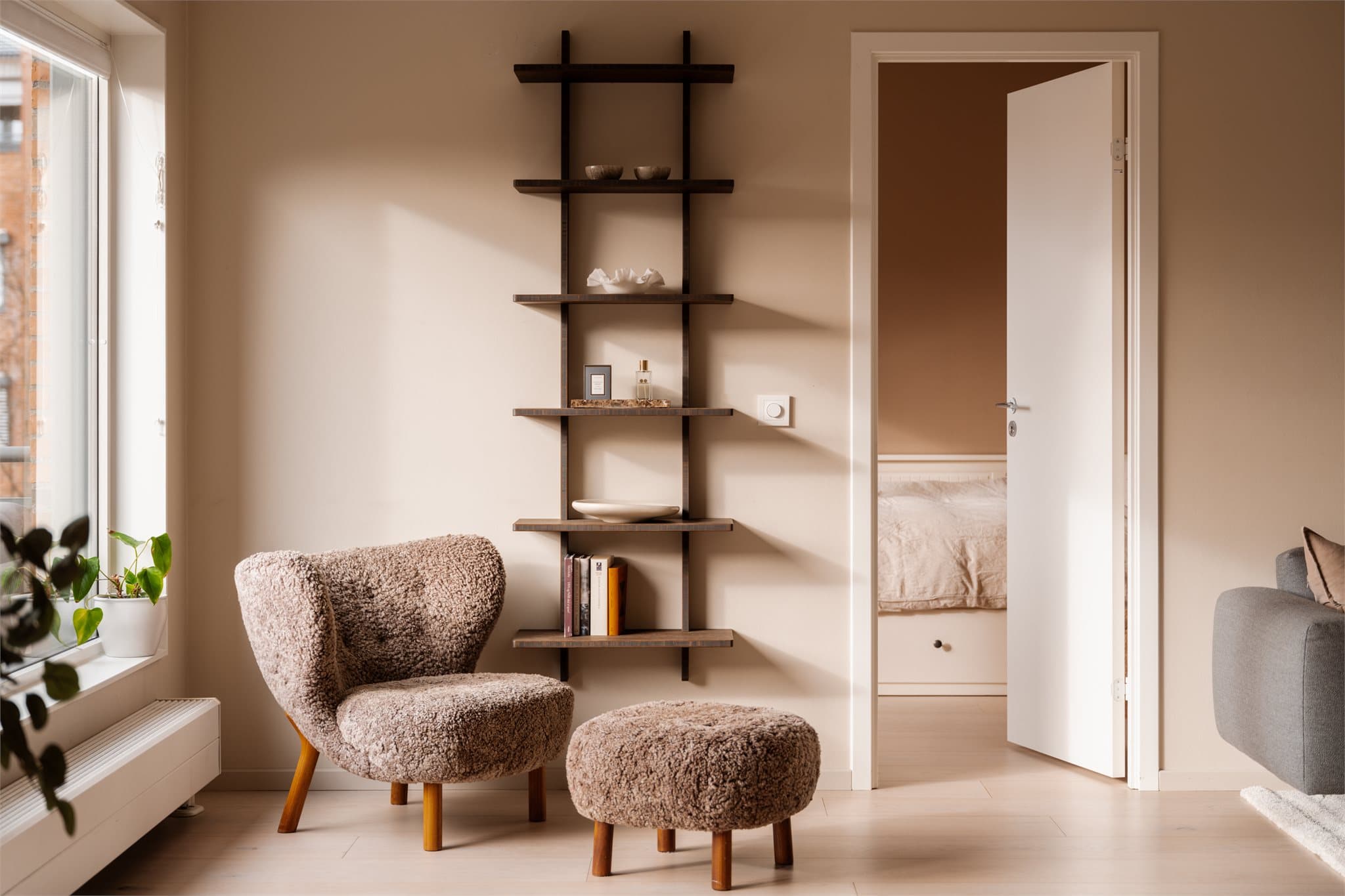 Fra stuen går vi videre inn til boligens første soverom.