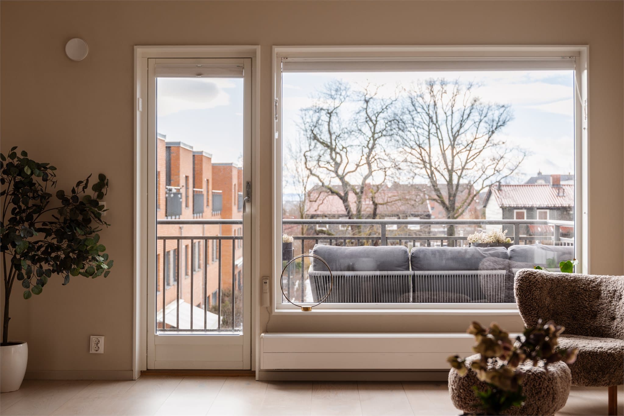 På varme sommerdager blir balkongen en naturlig forlengelse av stuen.