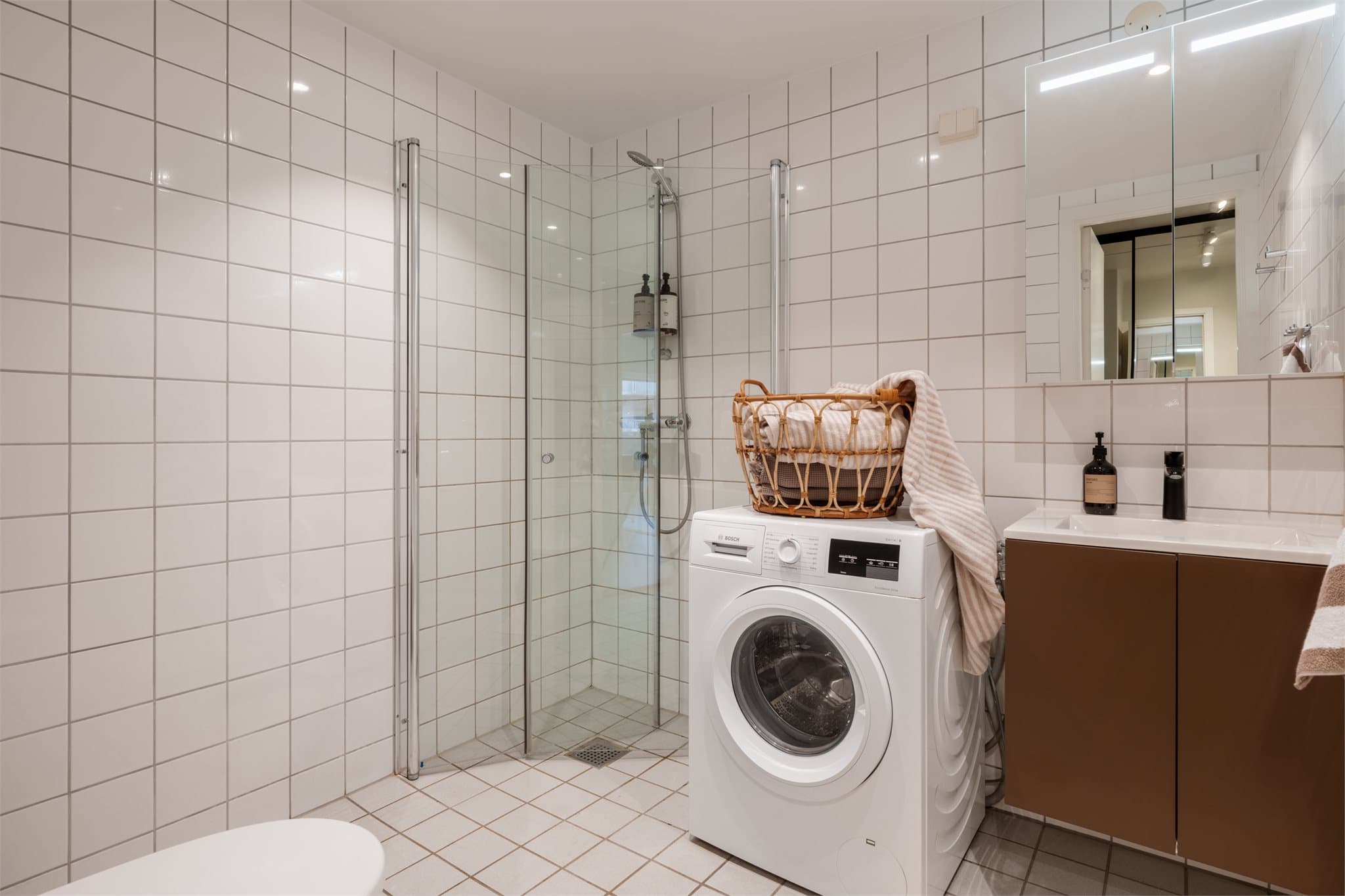 Badet er av god størrelse med dusj, toalett og opplegg for vaskemaskin.