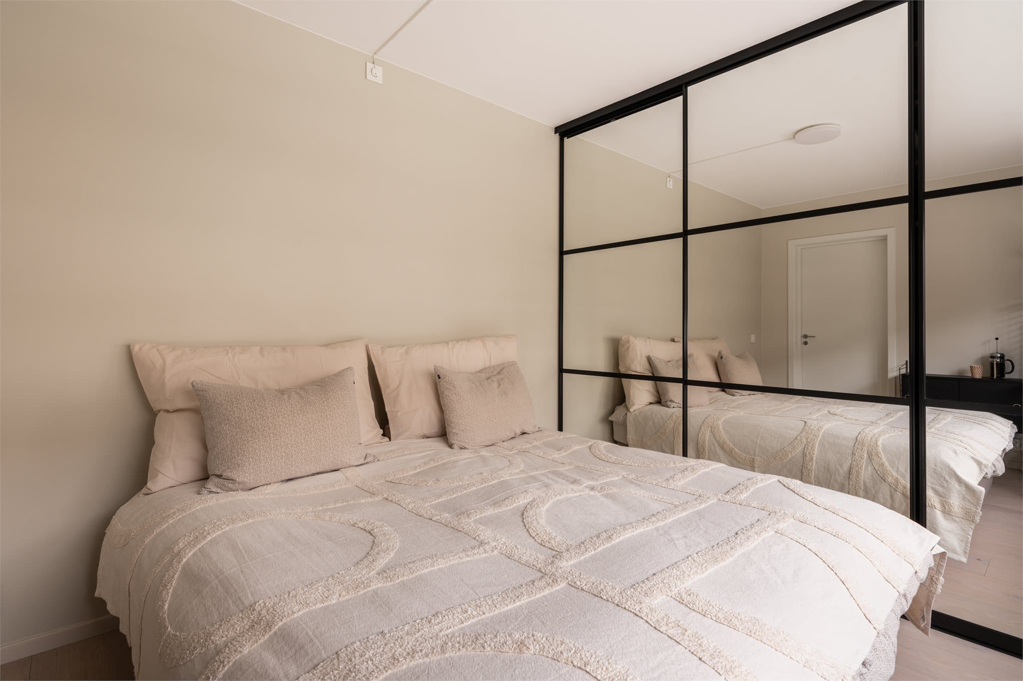 Det er god plass til dobbeltseng, nattbord og øvrig møblement.