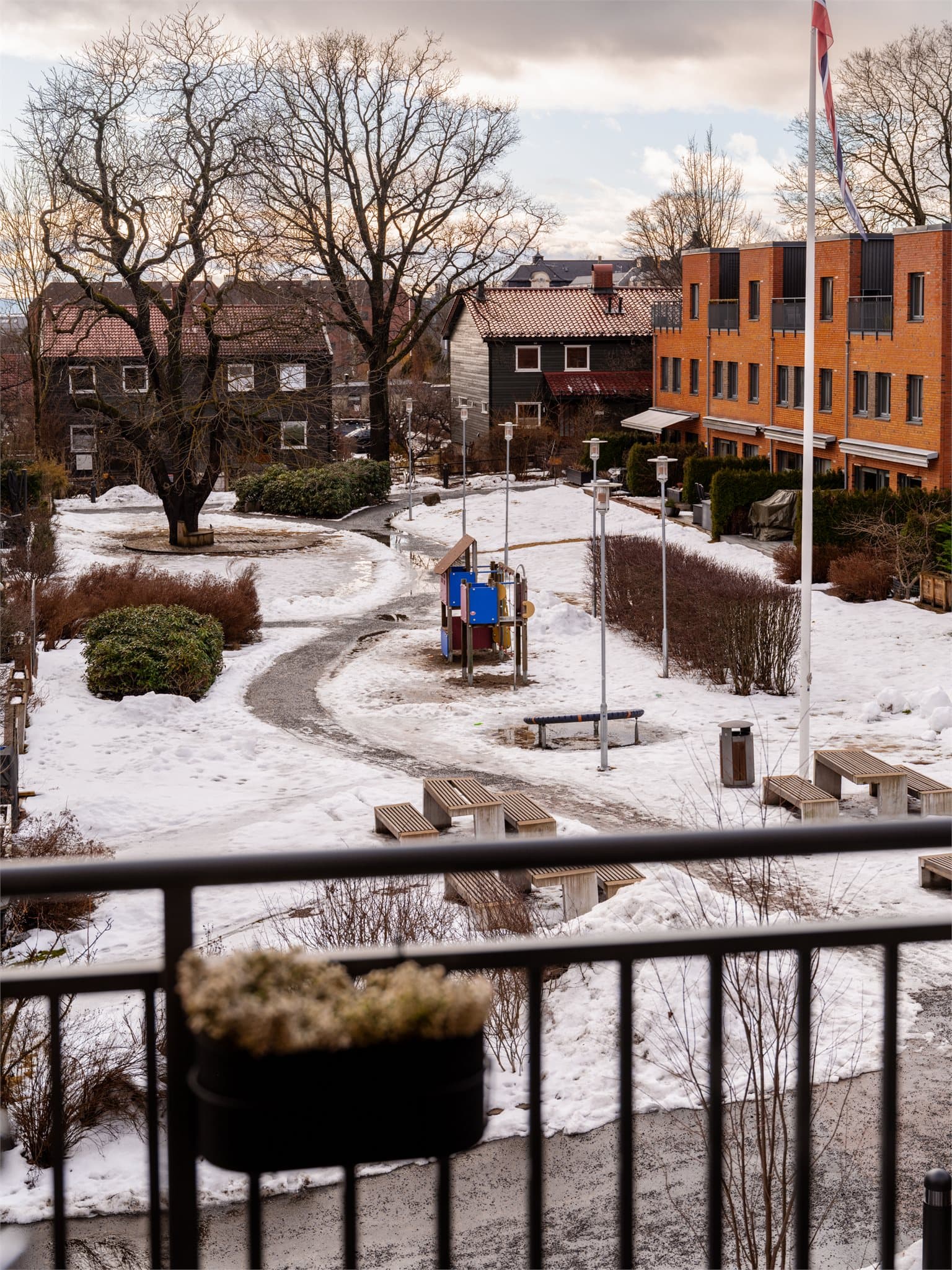 Balkongen har utsikt mot et trivelig gårdsrom.