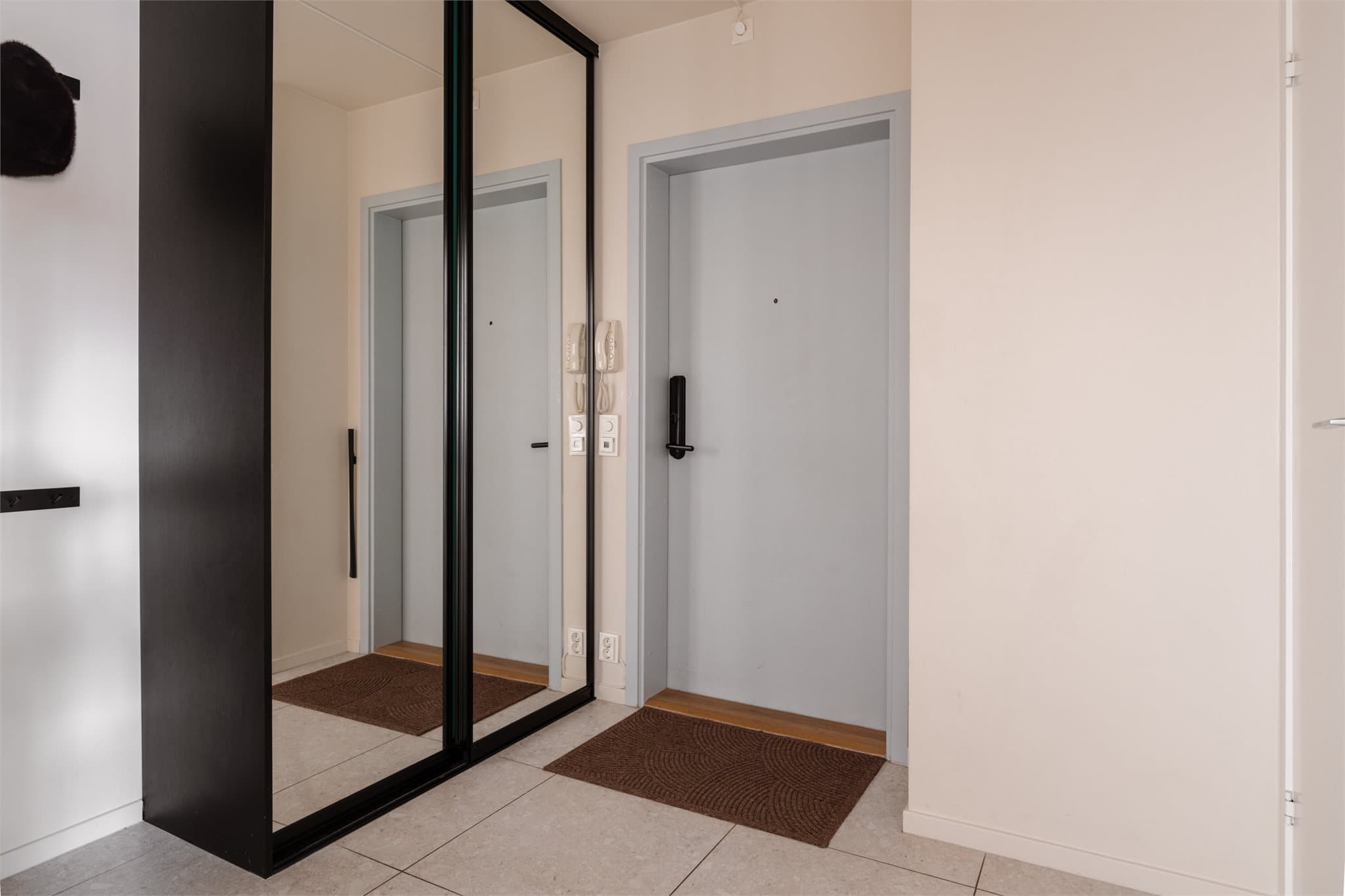 Velkommen hjem! Integrert skyvedørsgarderobe garderobe fra Kvik (2019) med fast innredning. Gulvet har 60x60 fliser med gulvvarme.