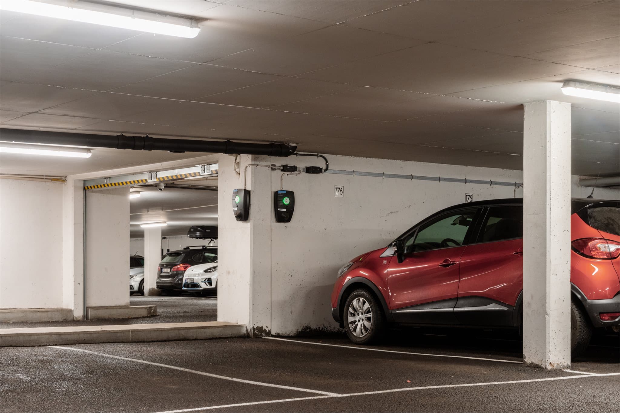 Det medfølger parkeringsplass i det underliggende garasjeanlegget.