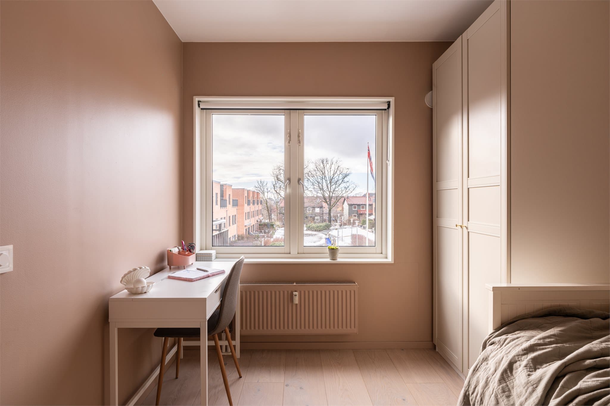 Rommet gir god plass til både ønsket møblement og et romslig garderobeskap.