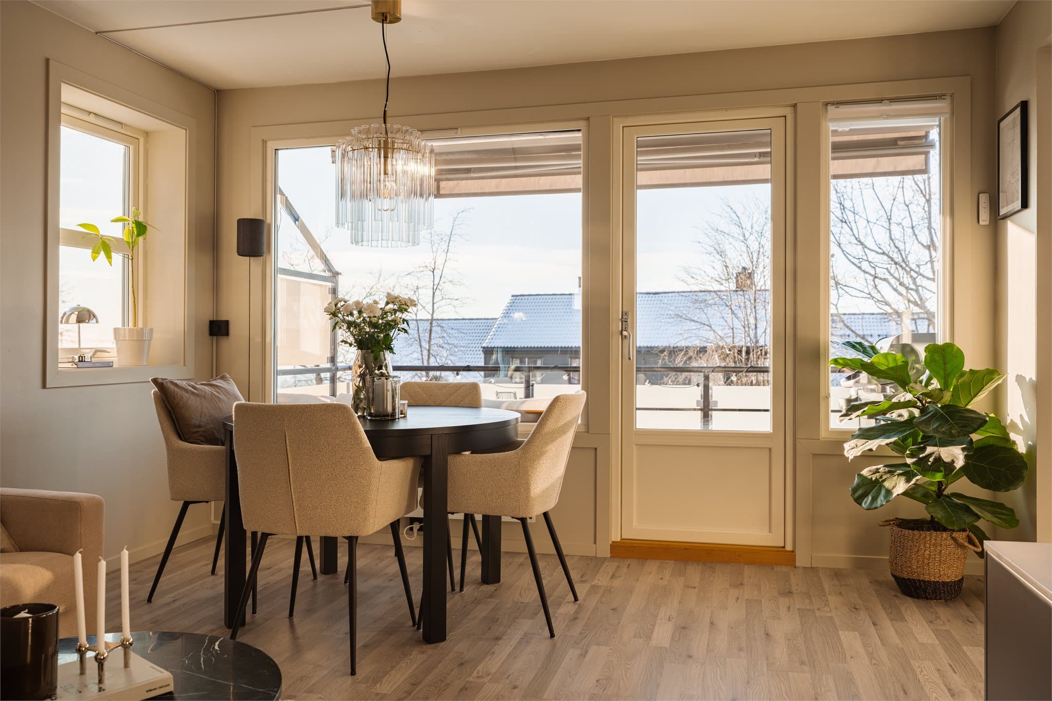 Spiseplassen er naturlig plassert ved de store vindusflatene som slipper inn rikelig med dagslys.