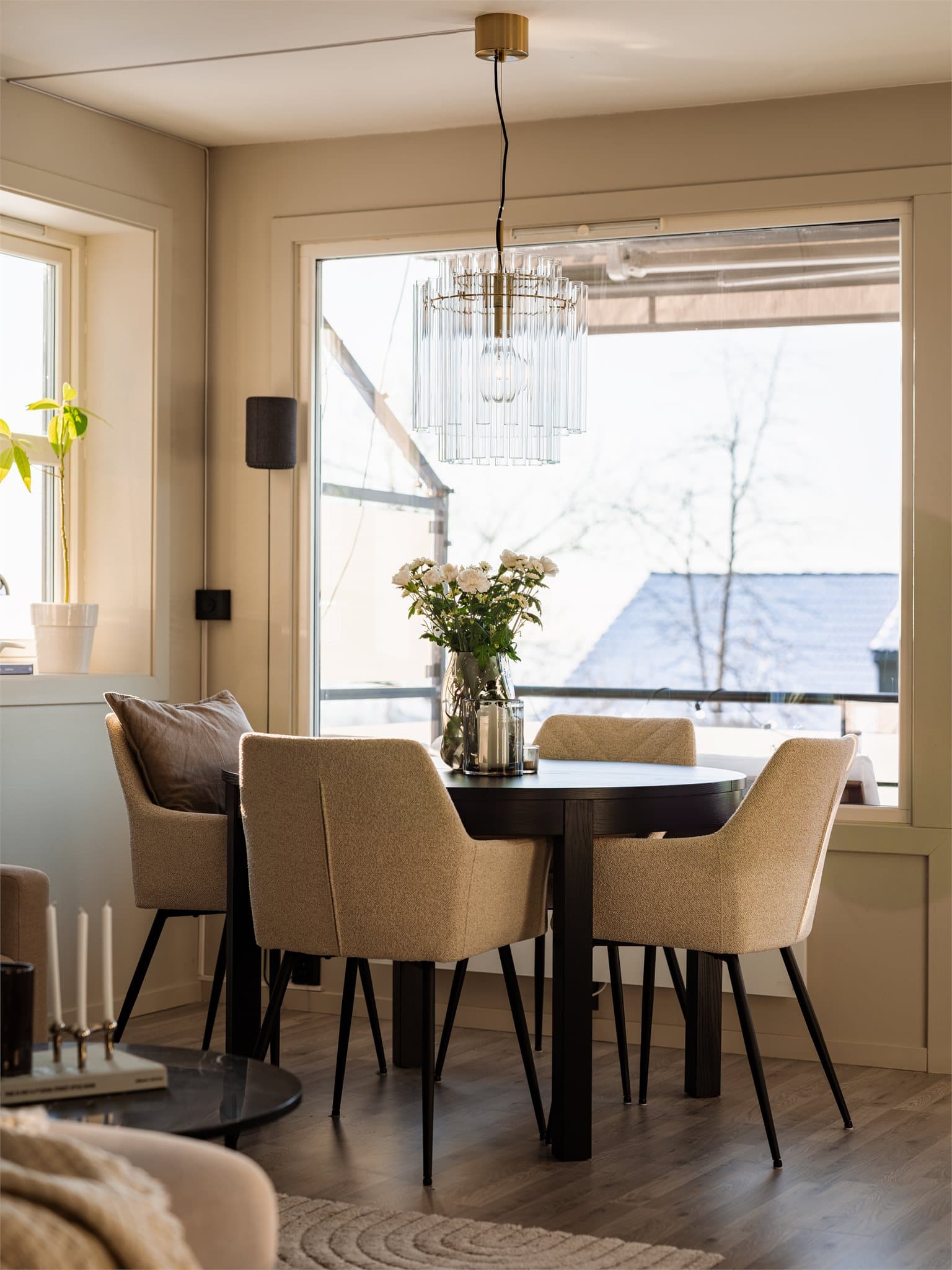 De nye lampene i stuen ble installert i 2021/2022 og gir god belysning.